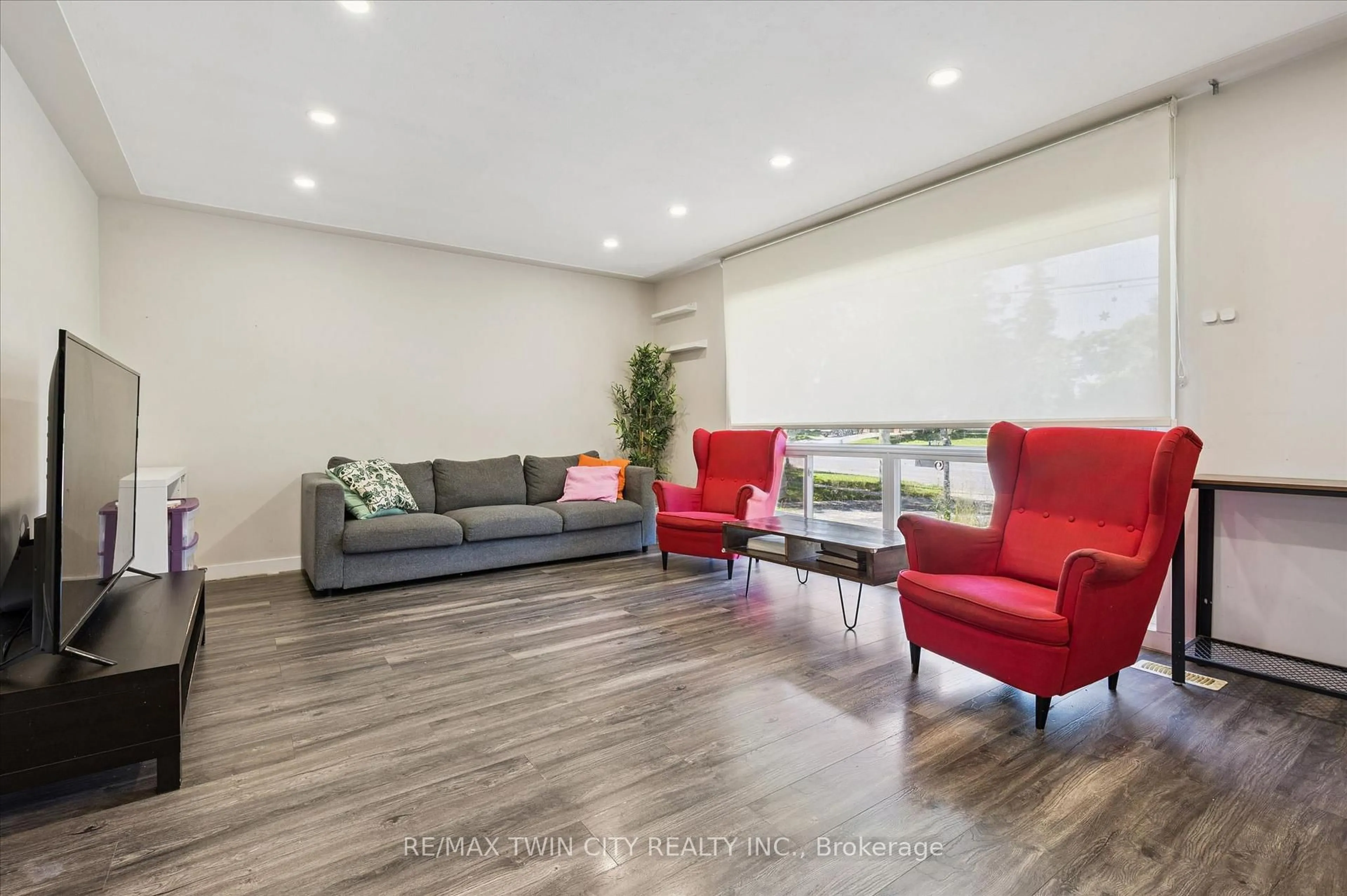 Living room with furniture, wood/laminate floor for 134 Westmount Rd, Kitchener Ontario N2M 4Y5