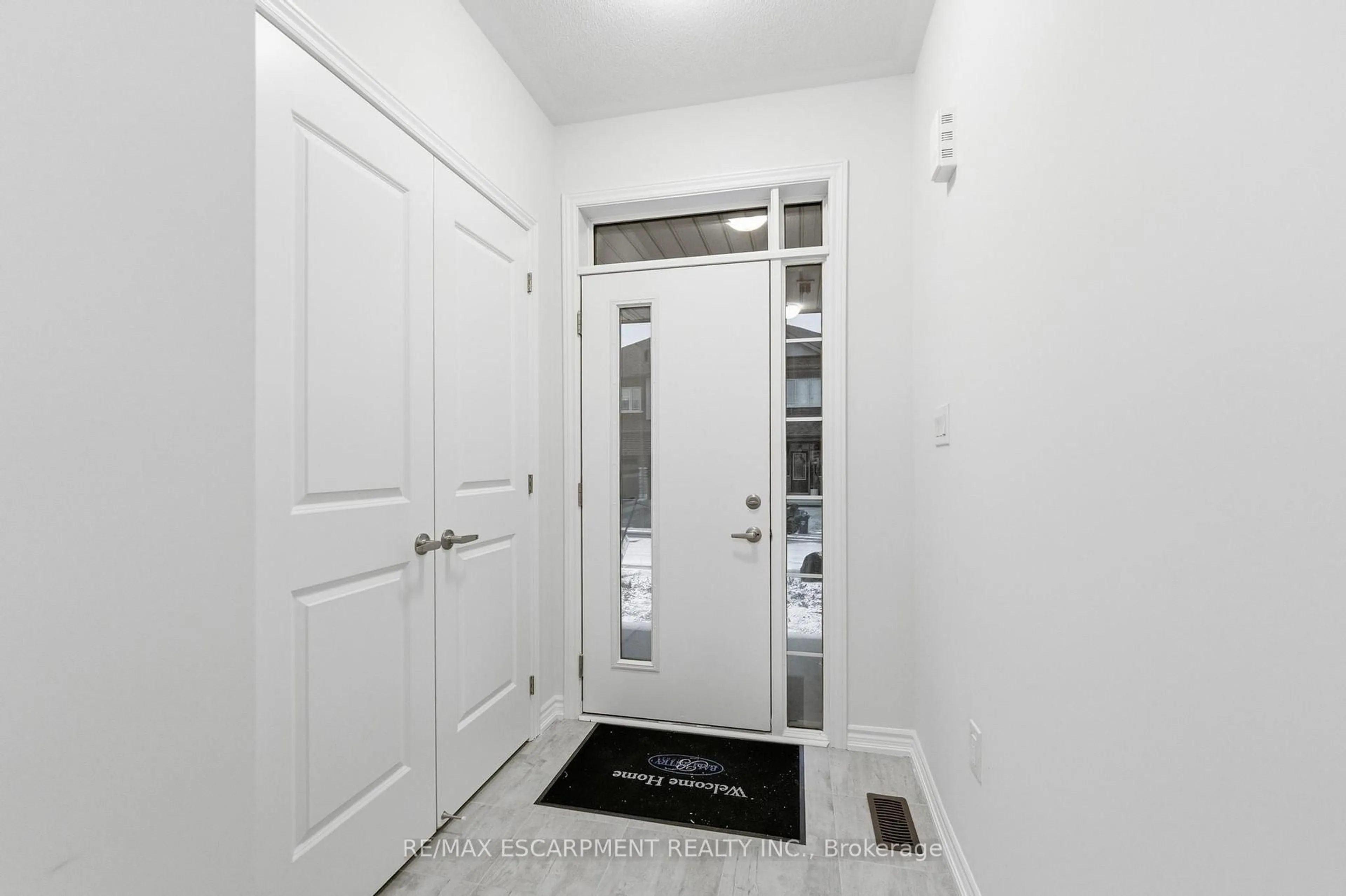 Indoor entryway for 9 Admiral Rd, Welland Ontario L3B 0H3