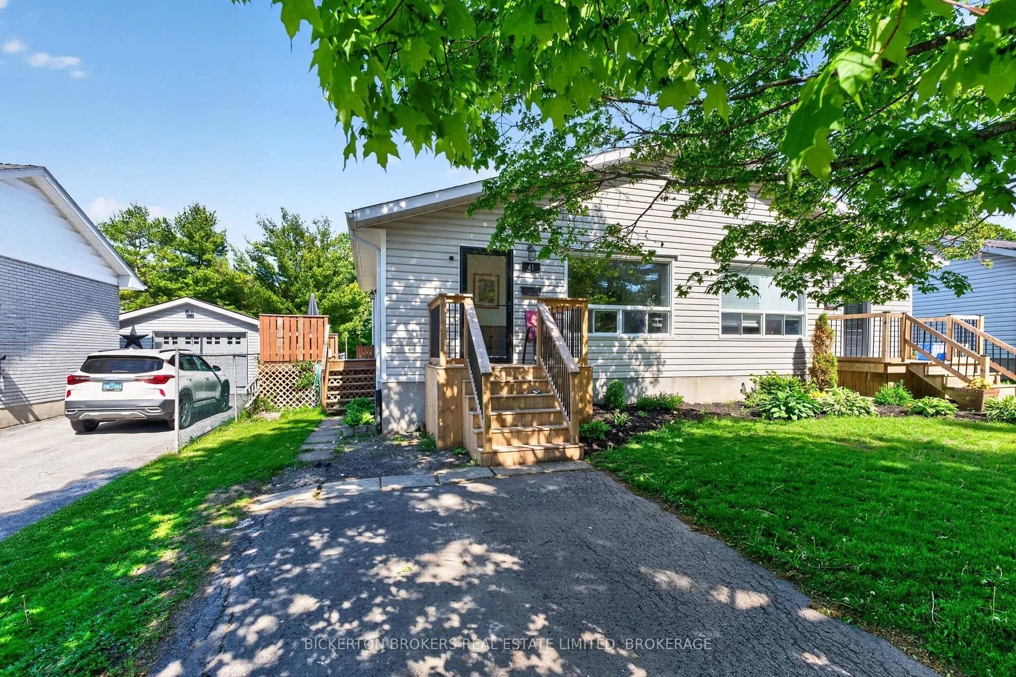 Unknown for 41 Maple St, Gananoque Ontario K7G 2N6