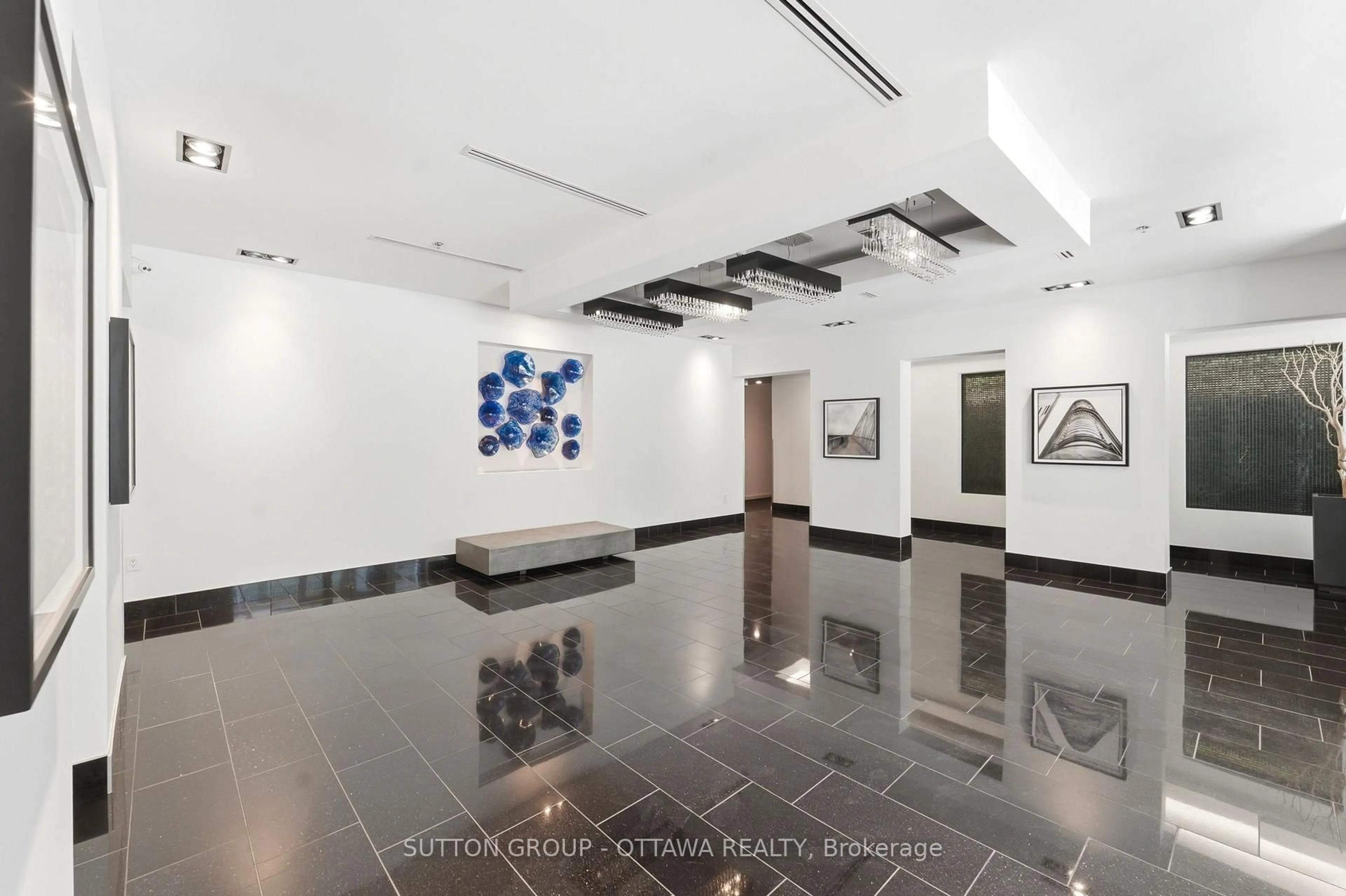 Indoor foyer for 101 Richmond Rd #110, Ottawa Ontario K1Z 0A6