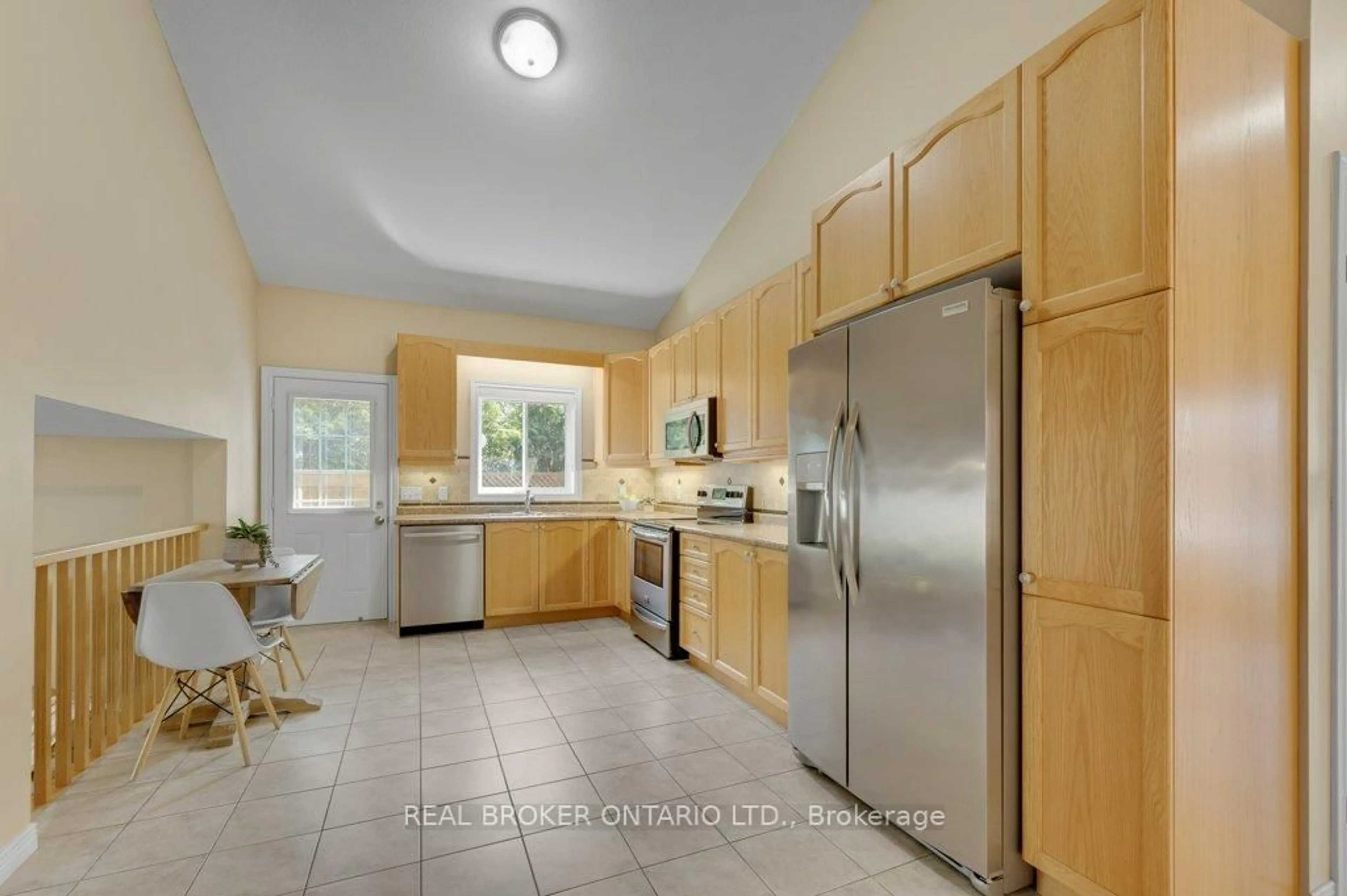 Standard kitchen, ceramic/tile floor for 51 Sundance Cres, Hamilton Ontario L0R 1P0