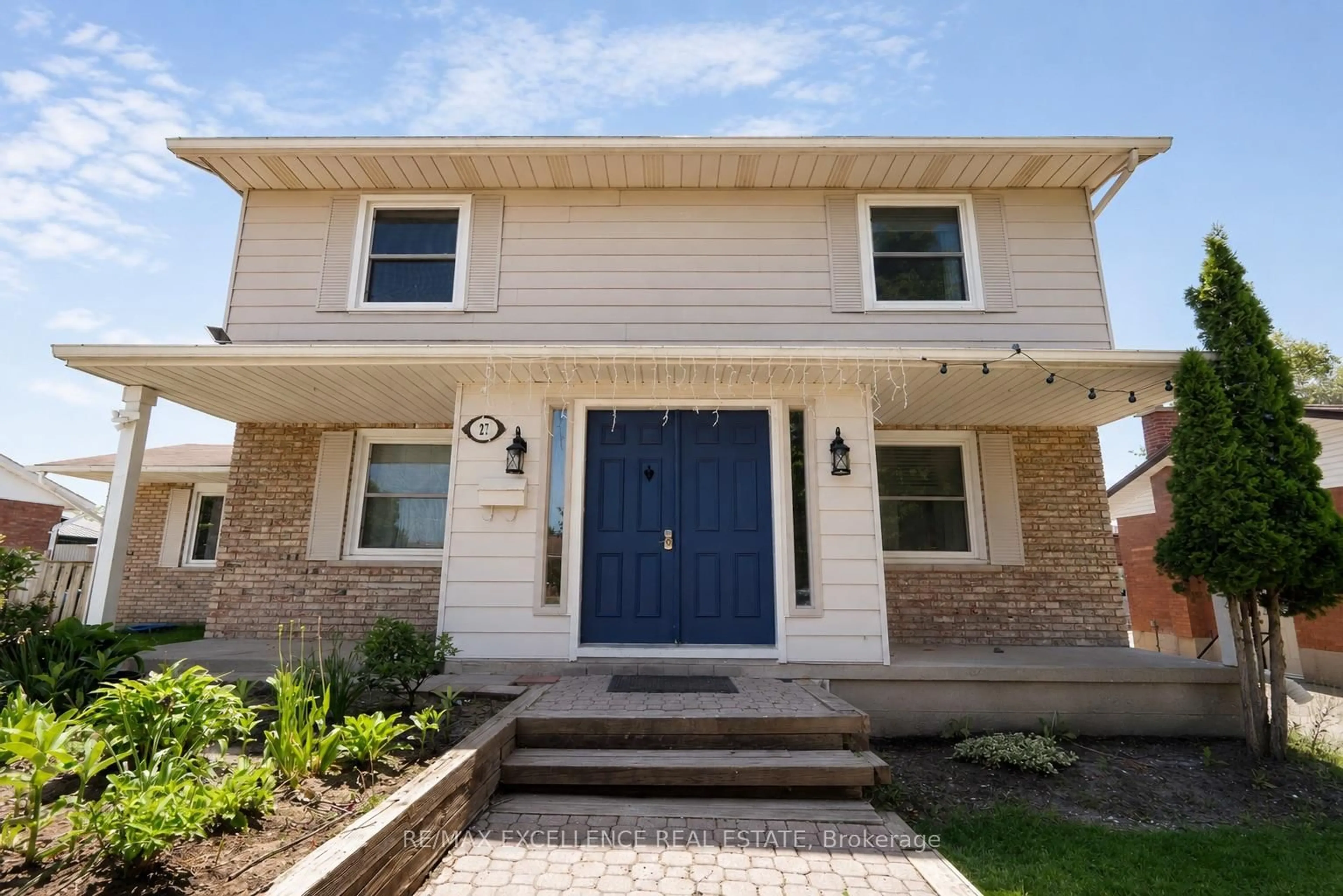 Home with vinyl exterior material, street for 27 WADSWORTH Dr, Ingersoll Ontario N5C 3L3