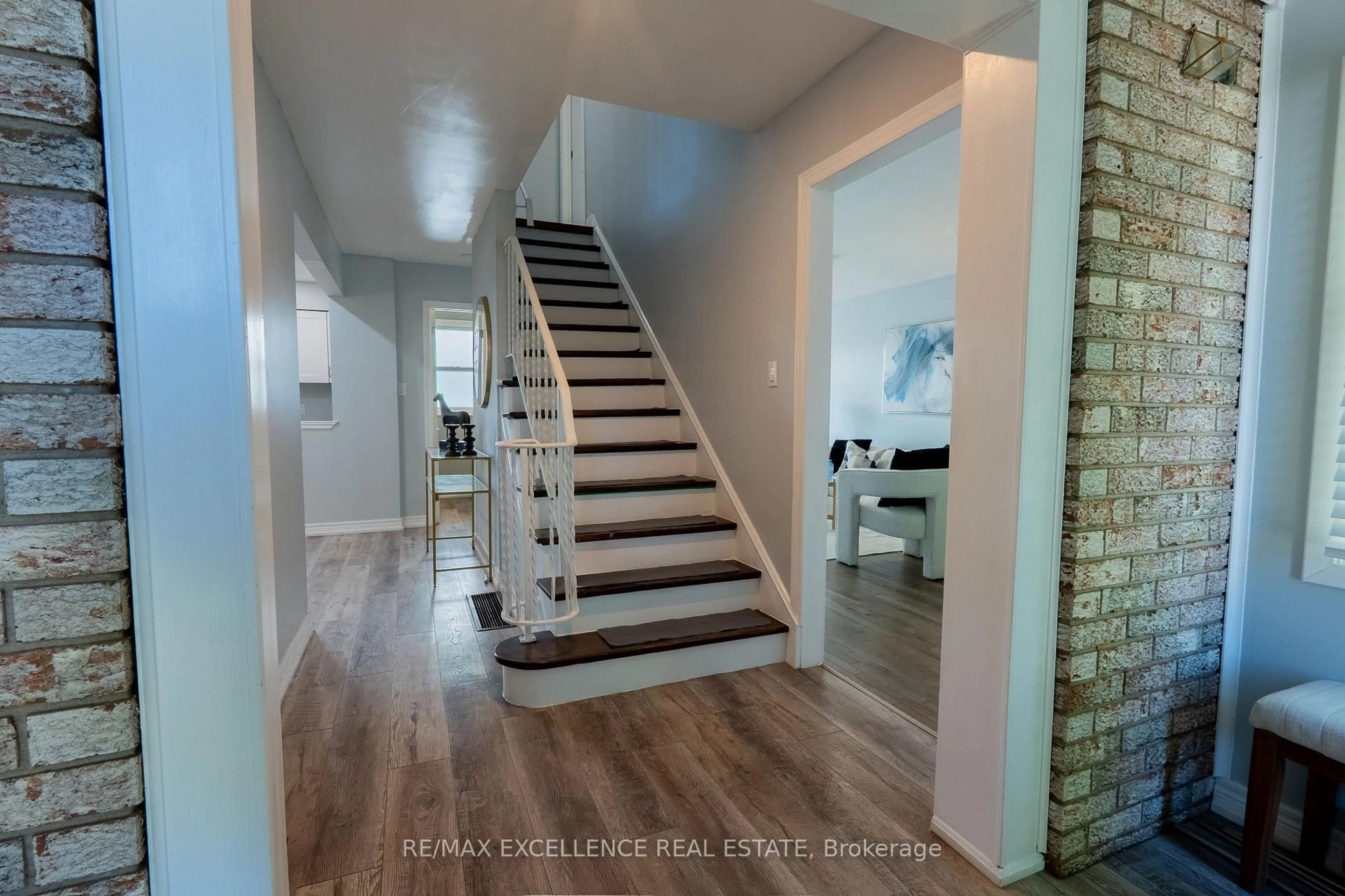 Indoor entryway for 27 WADSWORTH Dr, Ingersoll Ontario N5C 3L3