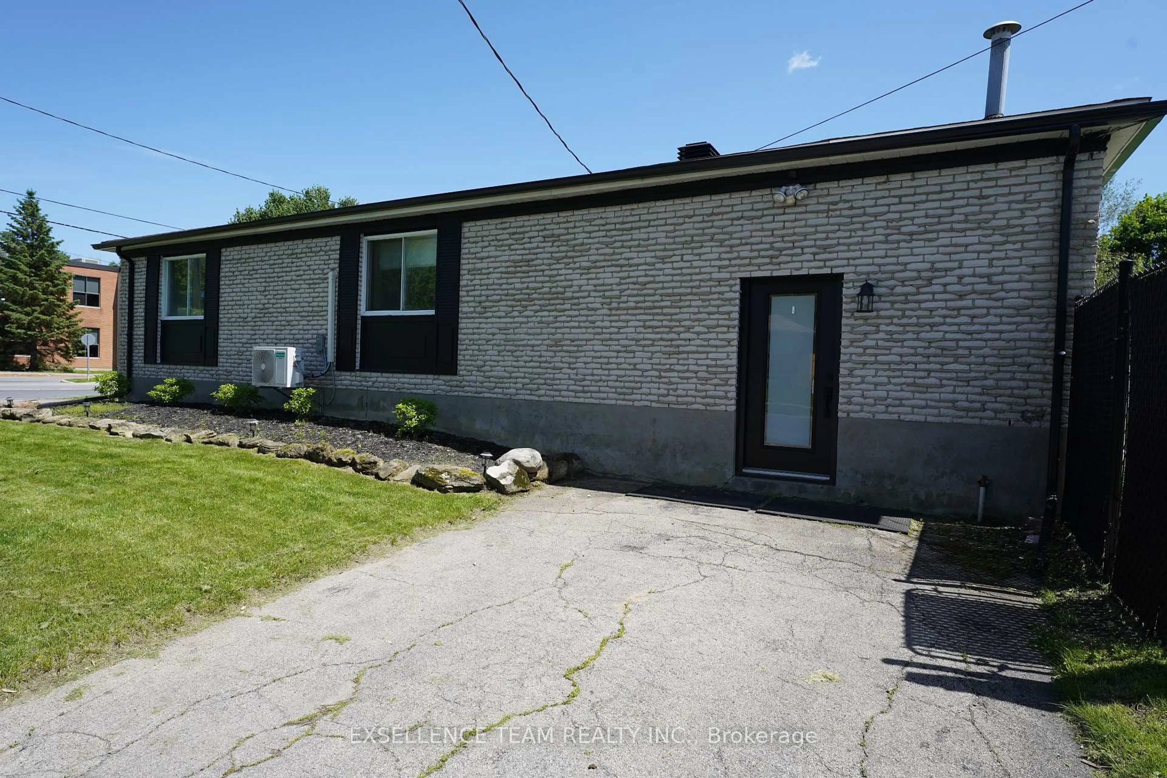 A pic from outside/outdoor area/front of a property/back of a property/a pic from drone, street for 616 Surgenor St, Cornwall Ontario K6J 2H4