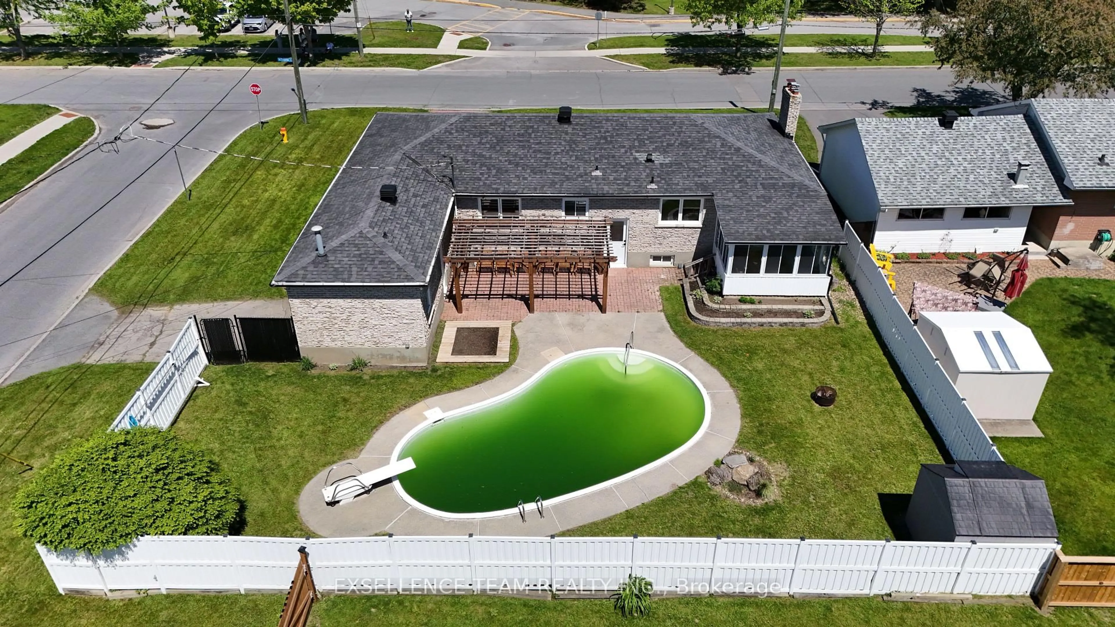 A pic from outside/outdoor area/front of a property/back of a property/a pic from drone, water/lake/river/ocean view for 616 Surgenor St, Cornwall Ontario K6J 2H4