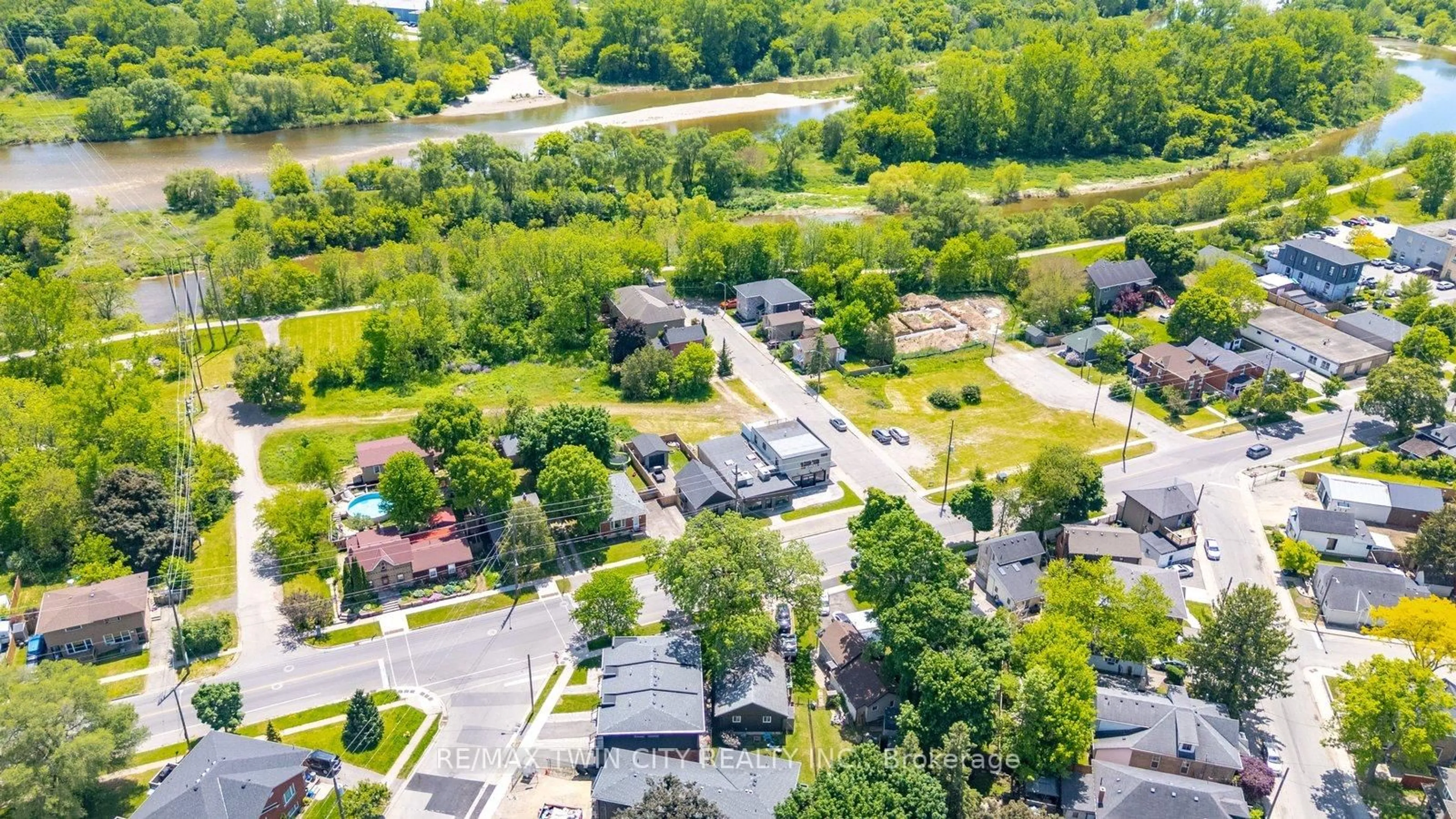 A pic from outside/outdoor area/front of a property/back of a property/a pic from drone, street for 162 Grand River Ave, Brantford Ontario N3T 4X6