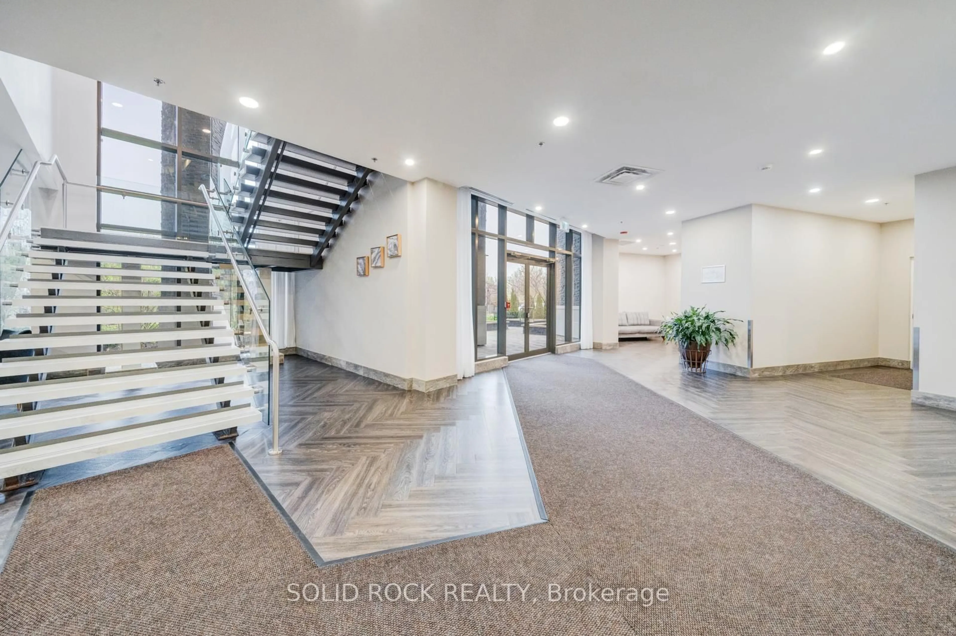 Indoor foyer for 7711 Green Vista Gate #502, Niagara Falls Ontario L2H 1R1