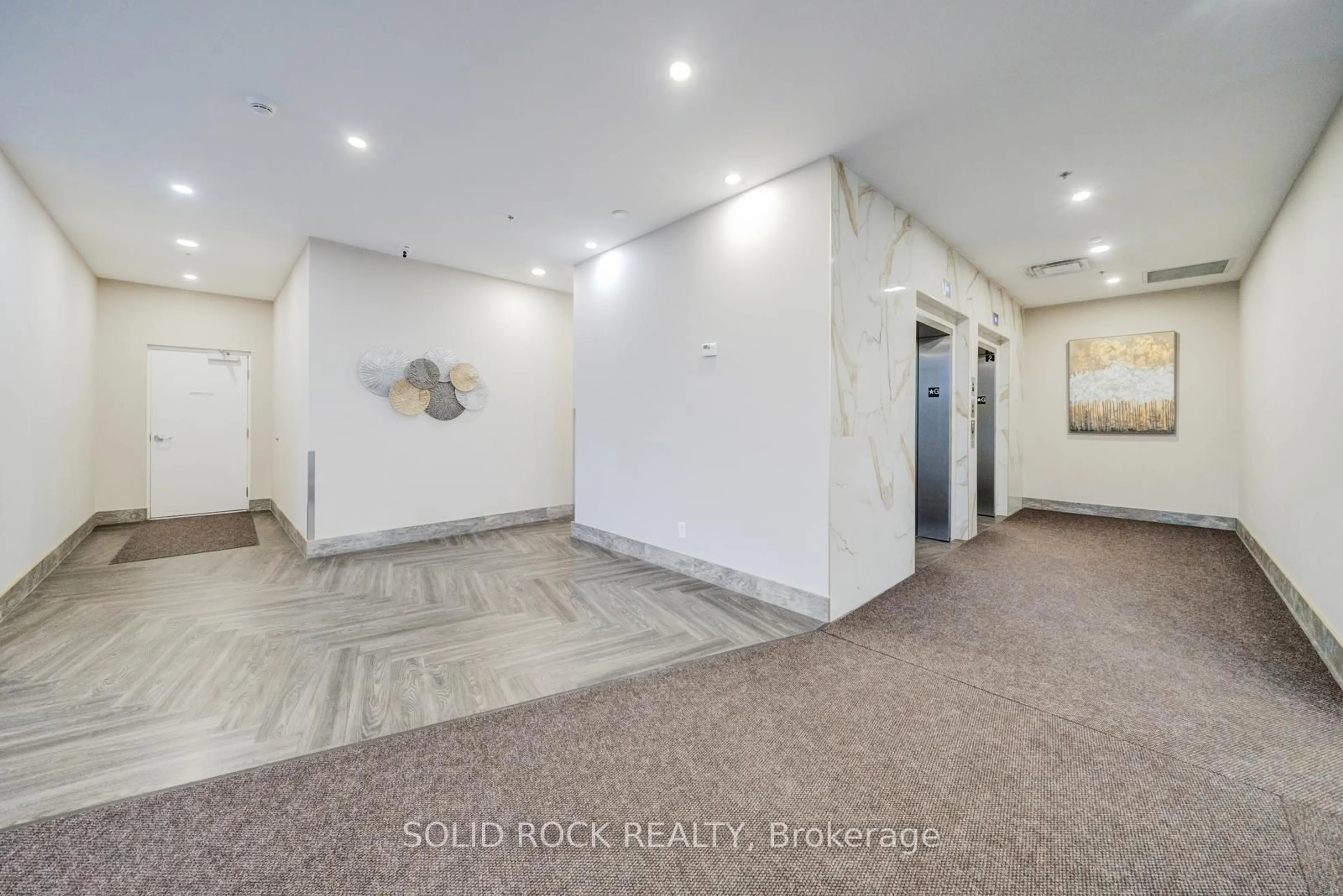 Indoor foyer for 7711 Green Vista Gate #502, Niagara Falls Ontario L2H 1R1