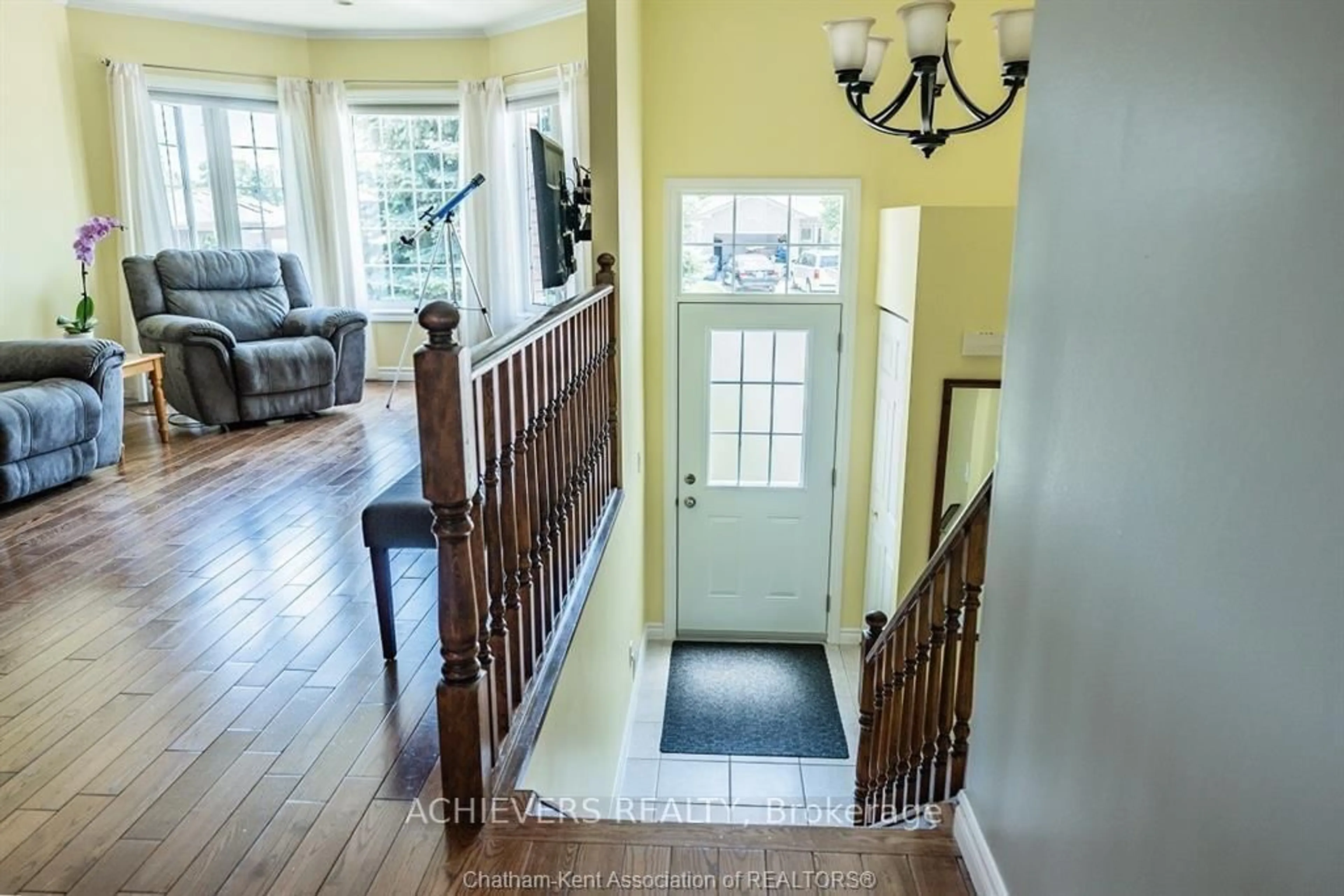 Indoor entryway for 107 Greenfield Lane, Chatham-Kent Ontario N7L 5N5