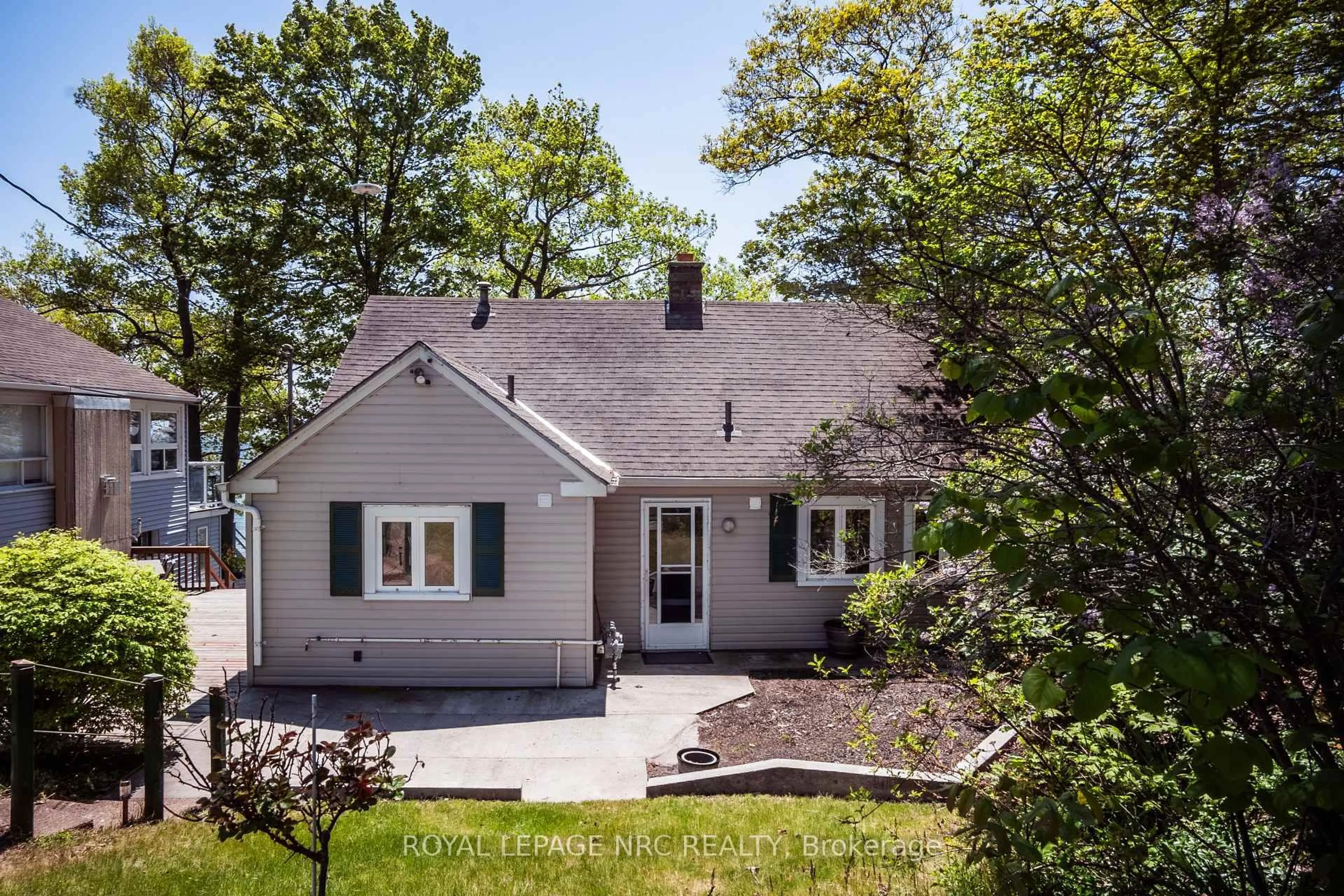 A pic from outside/outdoor area/front of a property/back of a property/a pic from drone, street for 10245 Camelot Dr, Wainfleet Ontario L3K 5V4