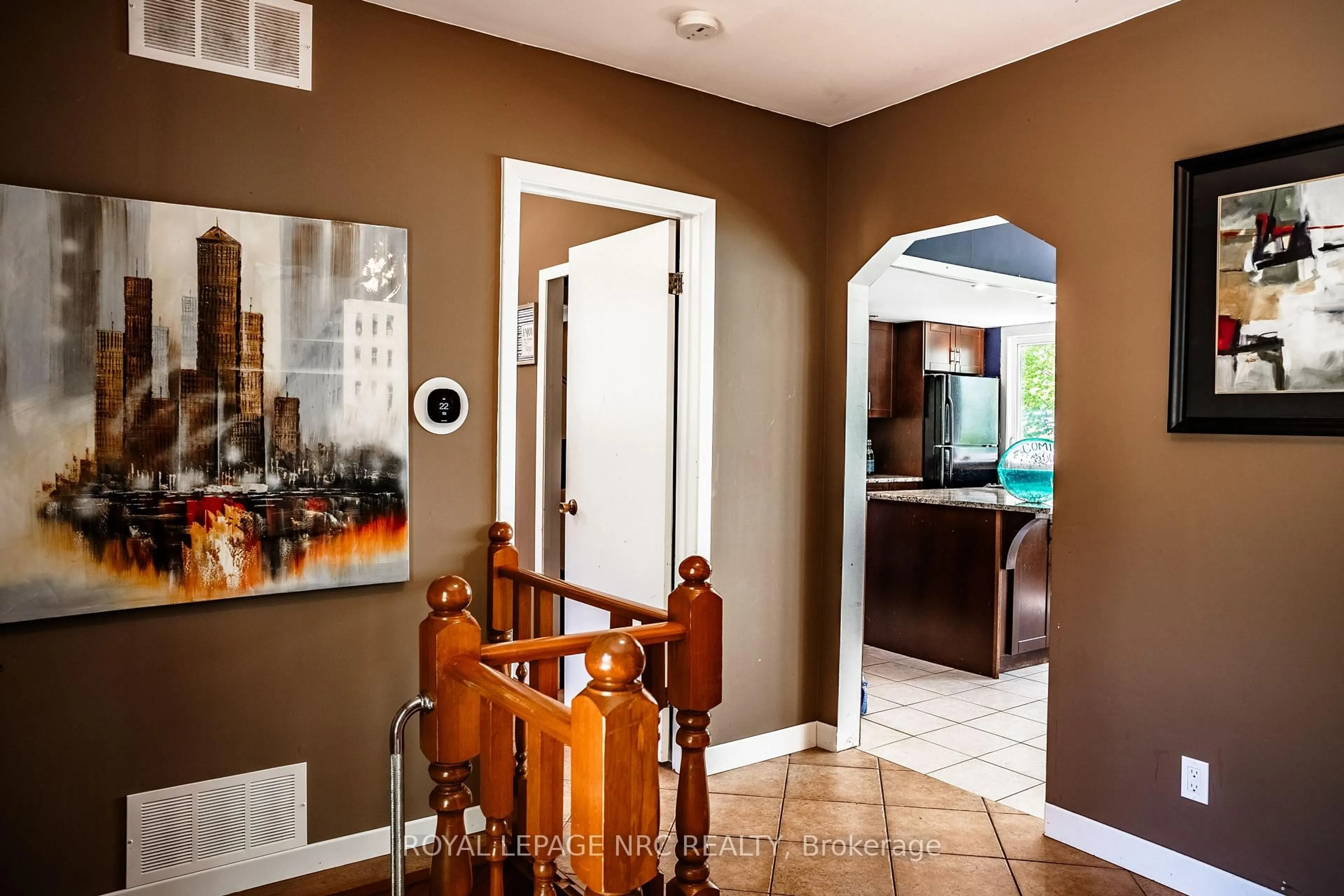 Indoor entryway for 10245 Camelot Dr, Wainfleet Ontario L3K 5V4