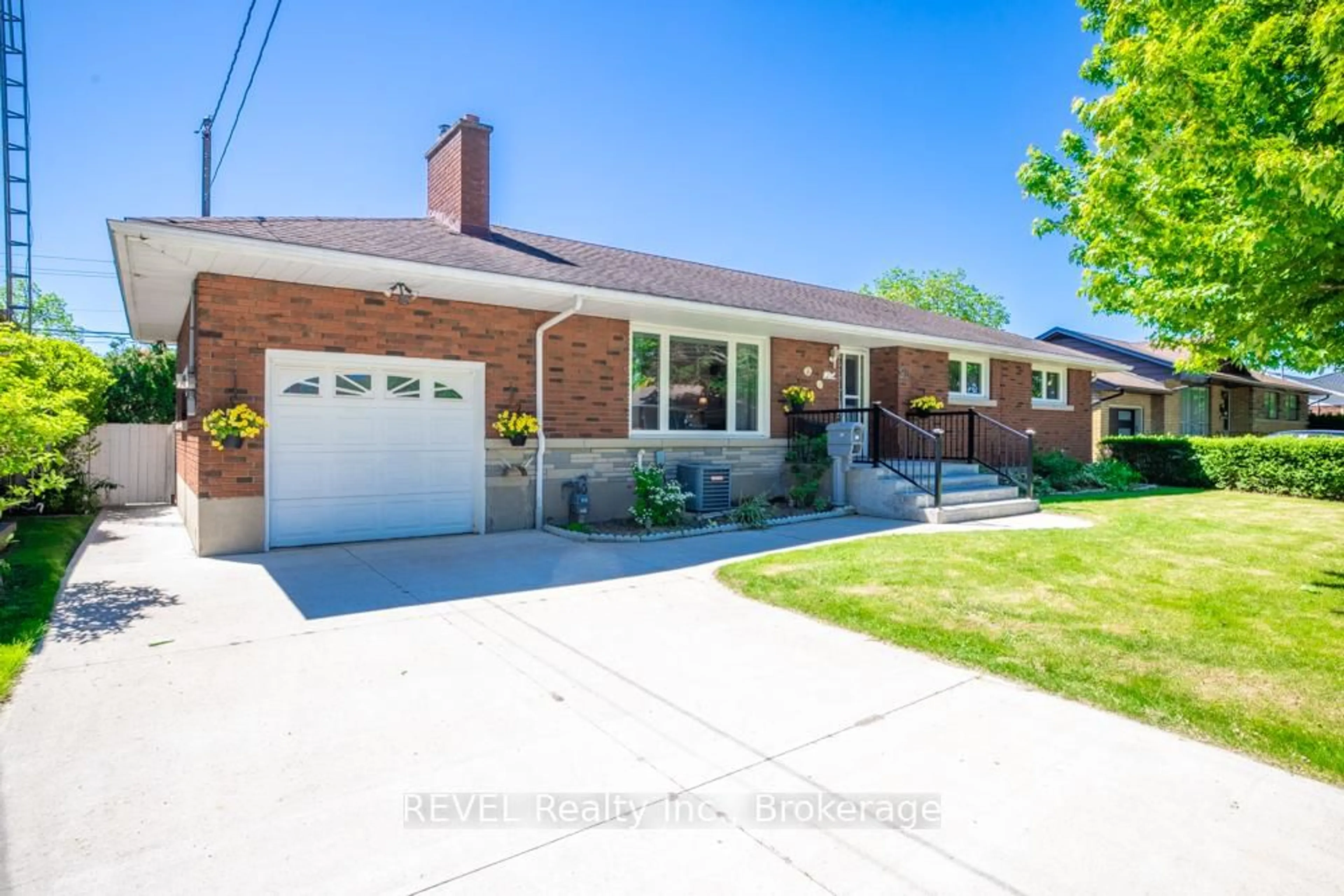 Home with brick exterior material, street for 20 Glencairn Dr, St. Catharines Ontario L2M 2N3