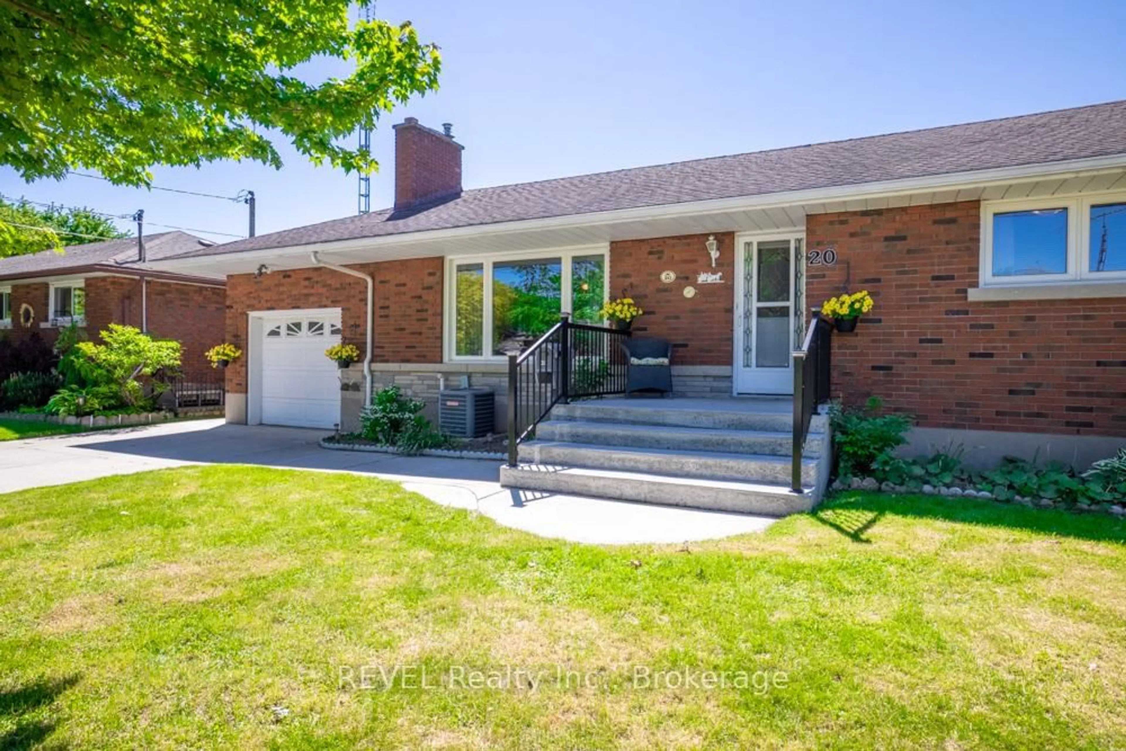 Home with brick exterior material, street for 20 Glencairn Dr, St. Catharines Ontario L2M 2N3