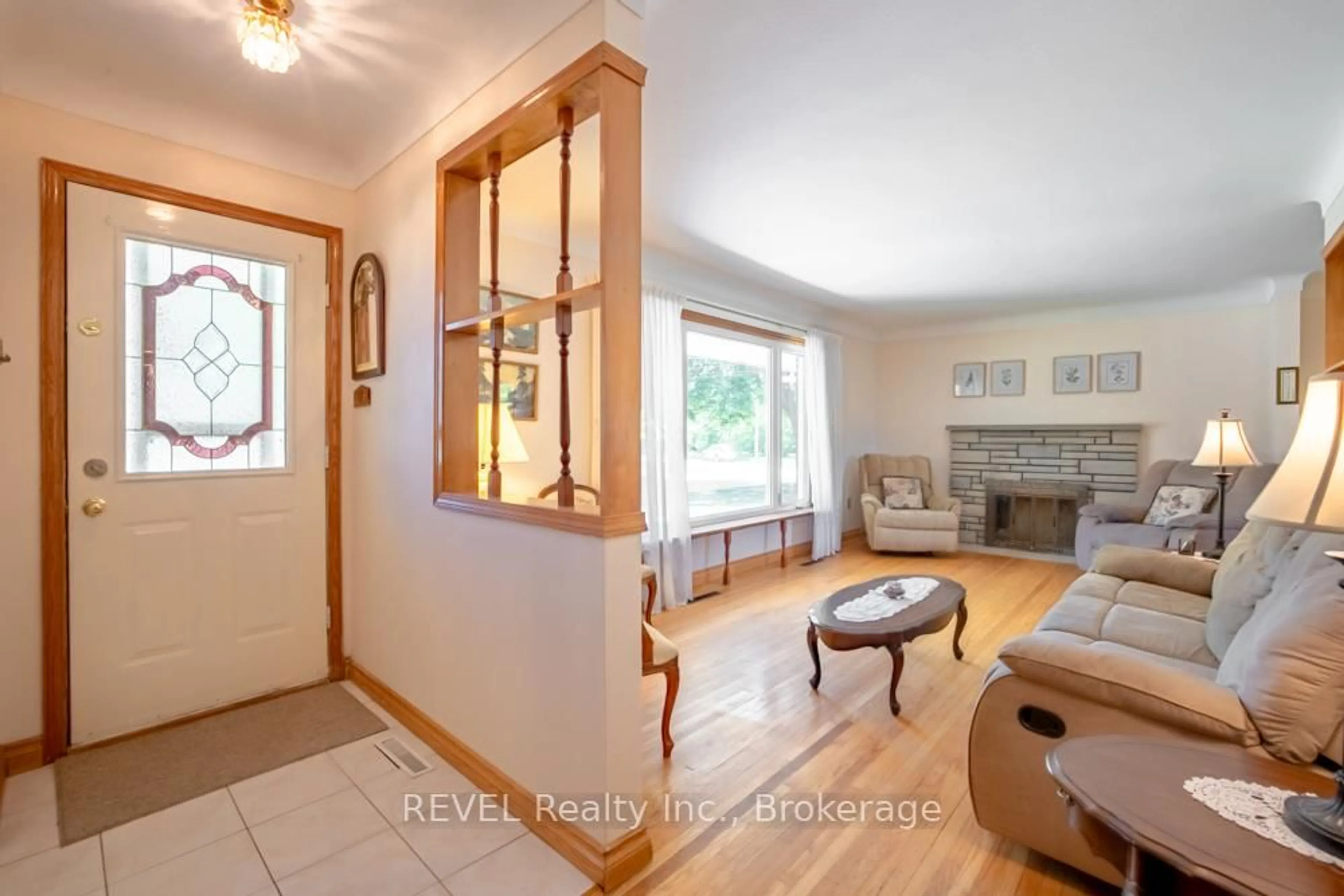 Indoor entryway for 20 Glencairn Dr, St. Catharines Ontario L2M 2N3