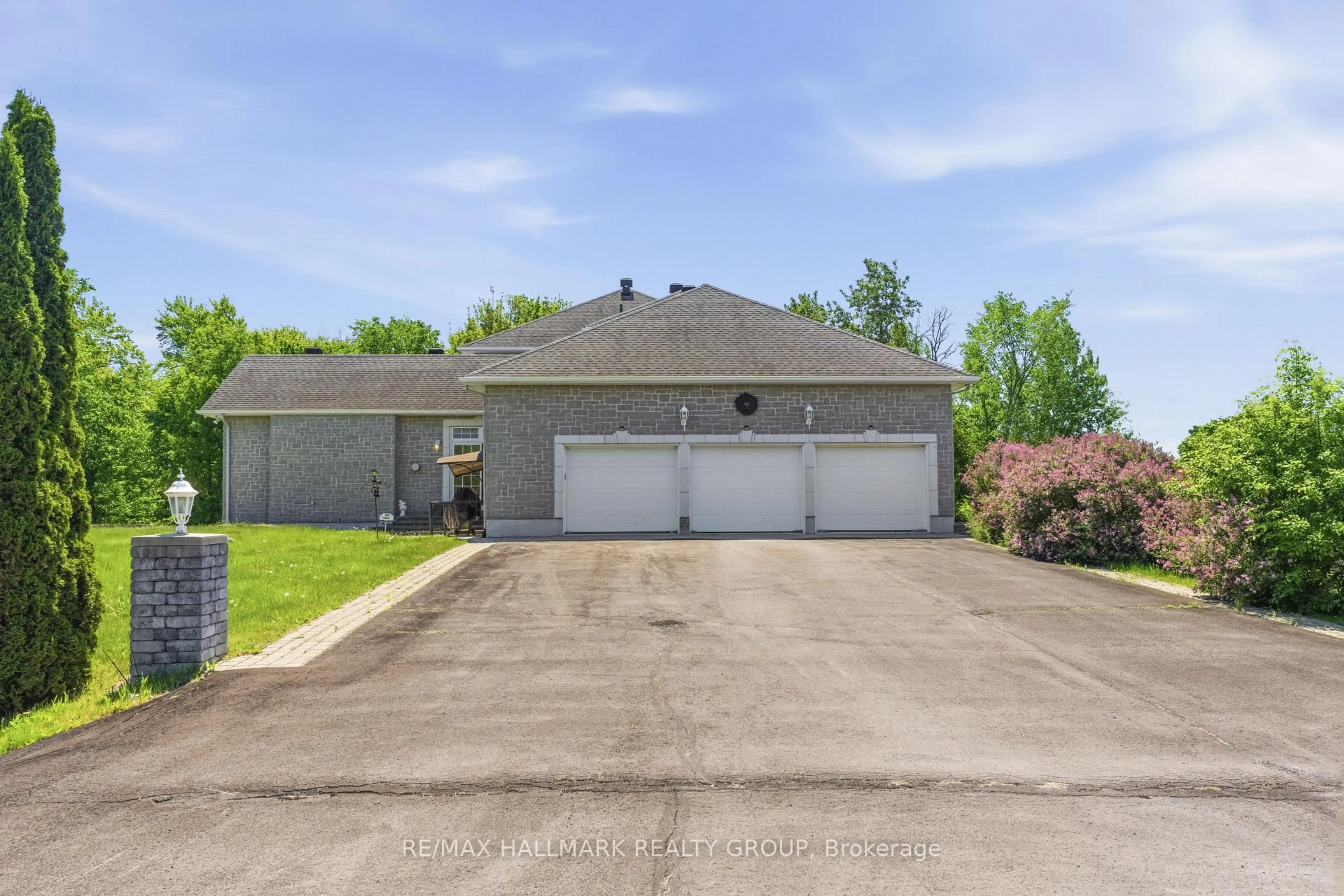 A pic from outside/outdoor area/front of a property/back of a property/a pic from drone, street for 1651 Marronier Crt, Ottawa Ontario K4C 1C2