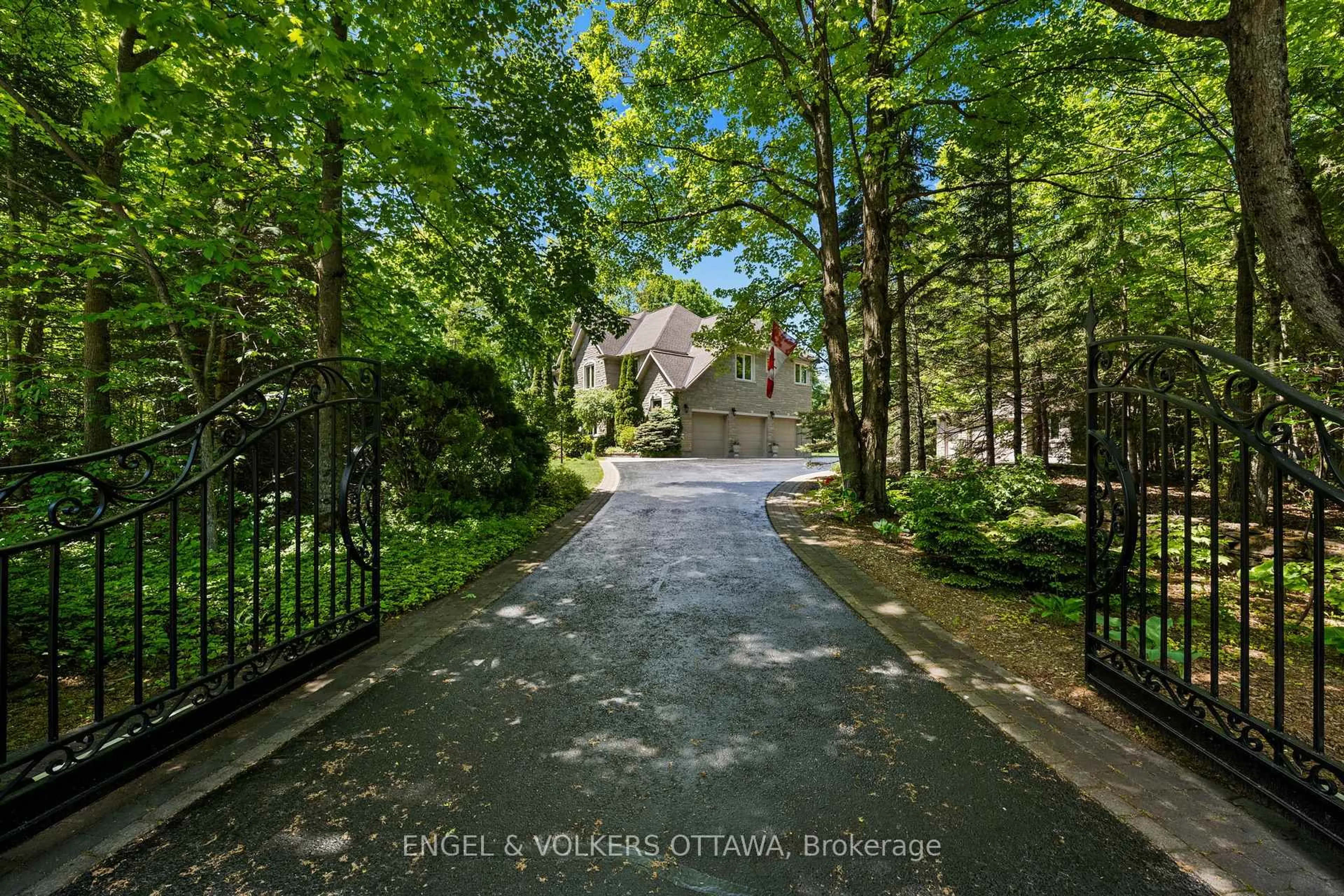 A pic from outside/outdoor area/front of a property/back of a property/a pic from drone, street for 6005 Earlscourt Cres, Ottawa Ontario K4M 1K2
