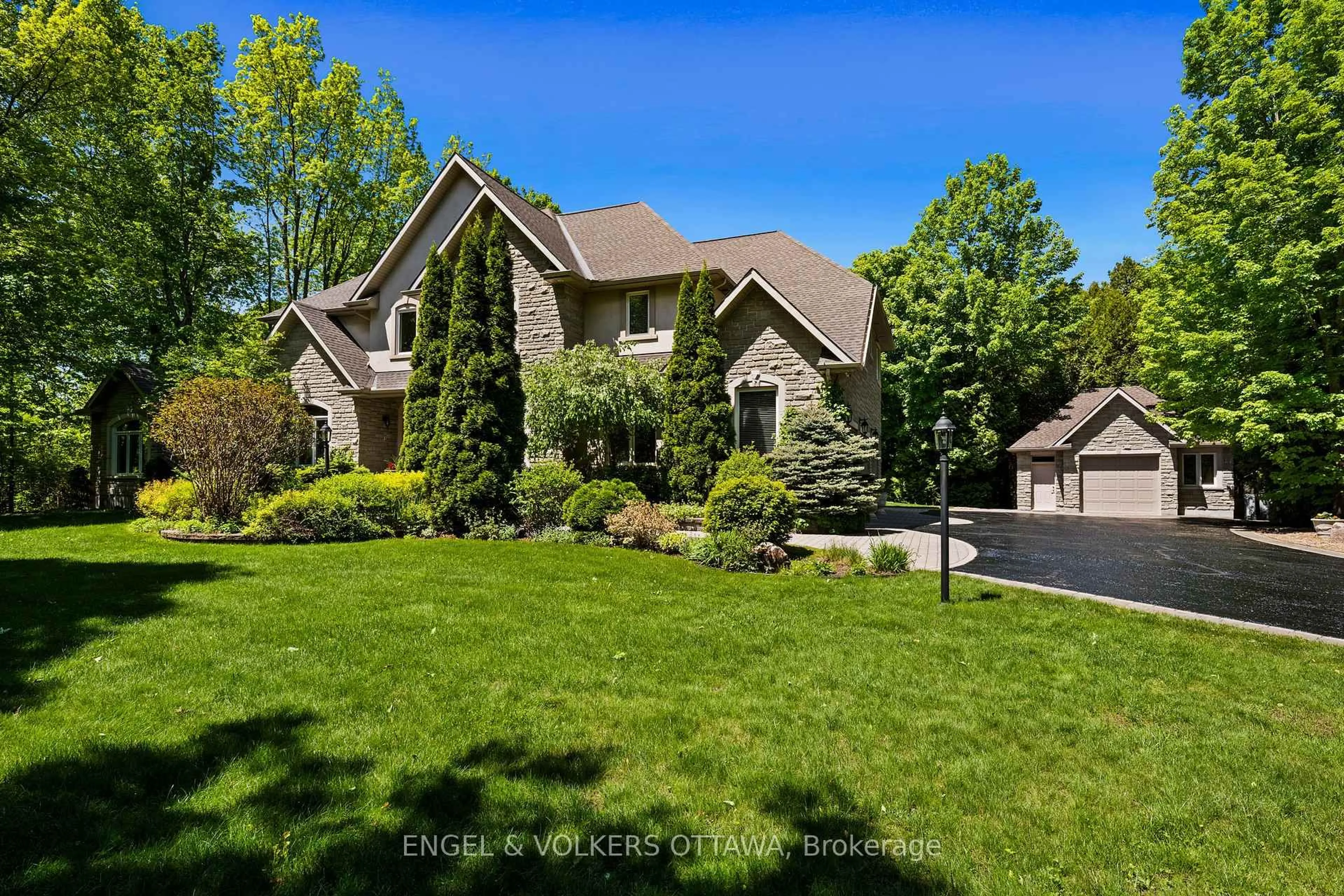 A pic from outside/outdoor area/front of a property/back of a property/a pic from drone, street for 6005 Earlscourt Cres, Ottawa Ontario K4M 1K2