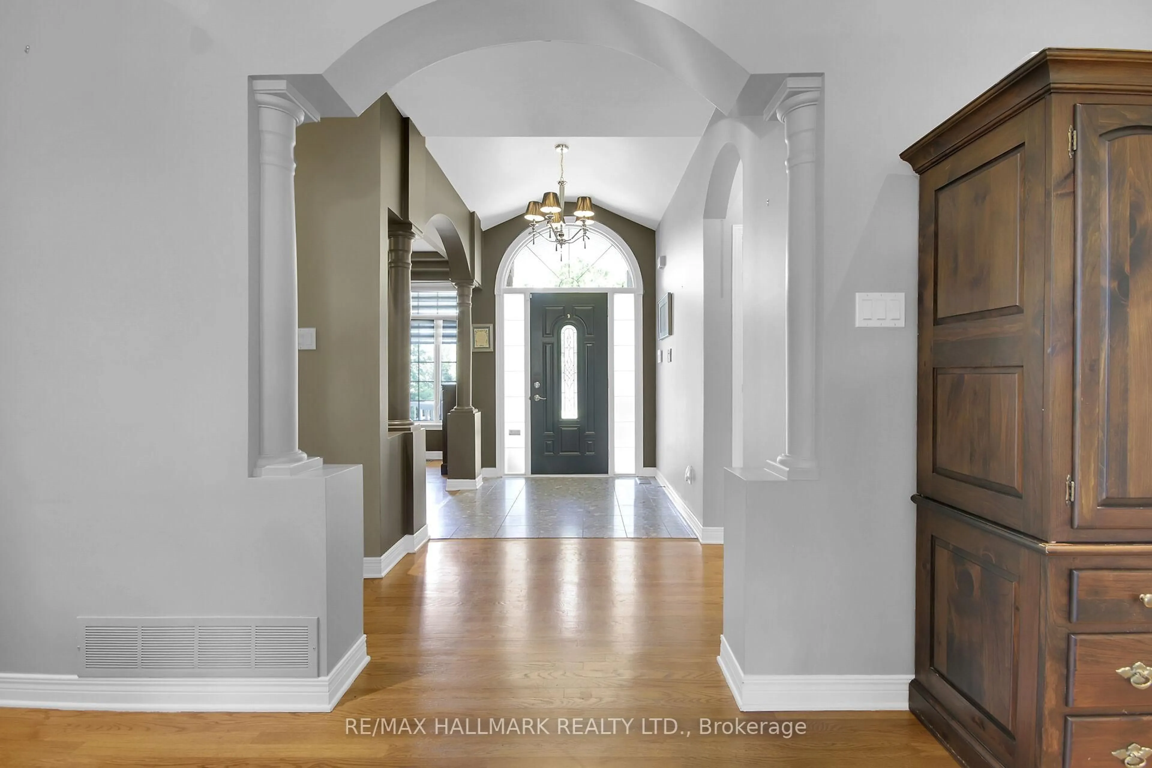 Indoor entryway for 5 Dolomite St, Stittsville Ontario K2S 1Y8
