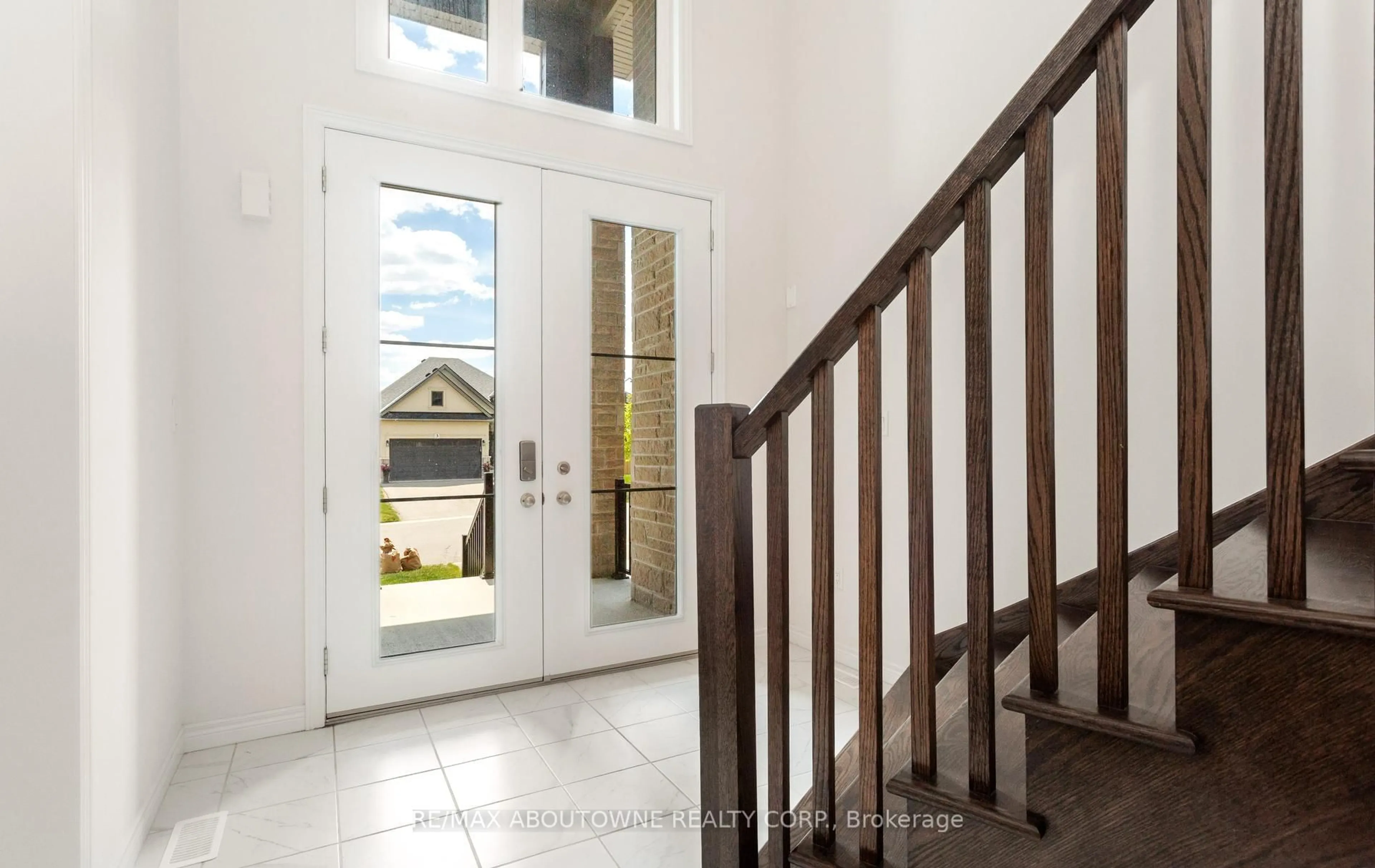 Indoor entryway for 10 Mcgovern Lane, Brant Ontario N3L 0K3