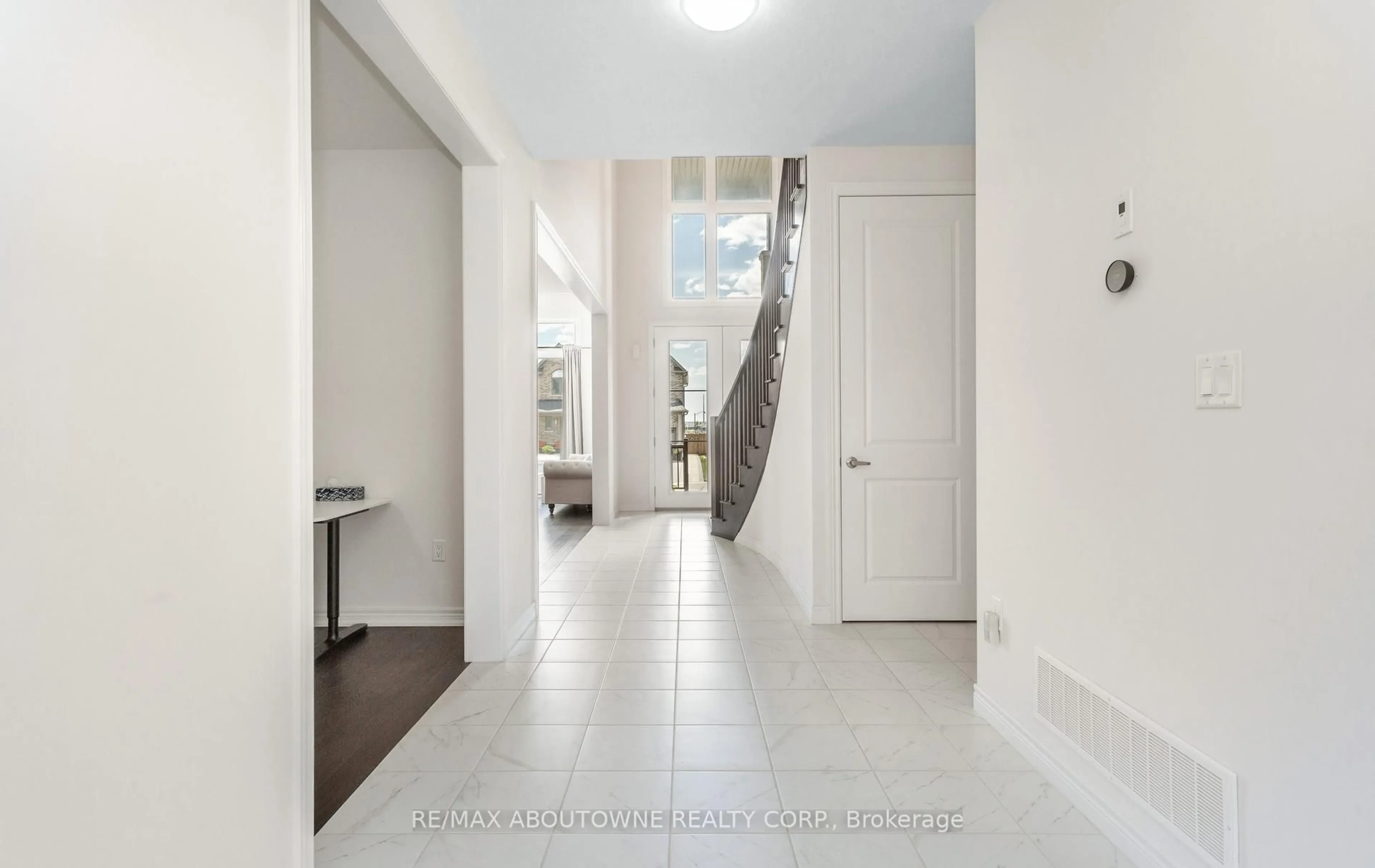 Indoor entryway for 10 Mcgovern Lane, Brant Ontario N3L 0K3