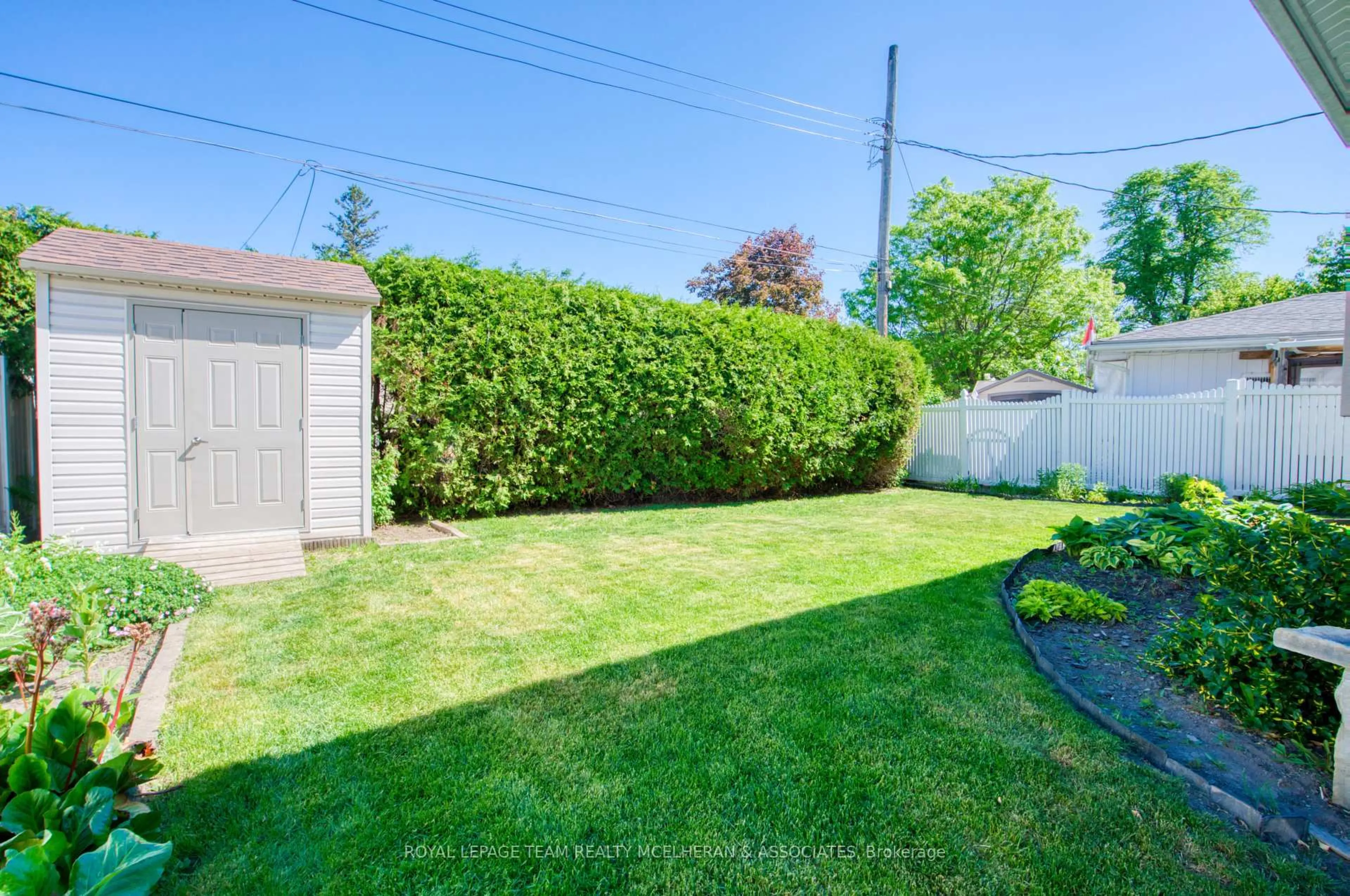 Patio, street for 655 Browning Ave, Ottawa Ontario K1G 0T8