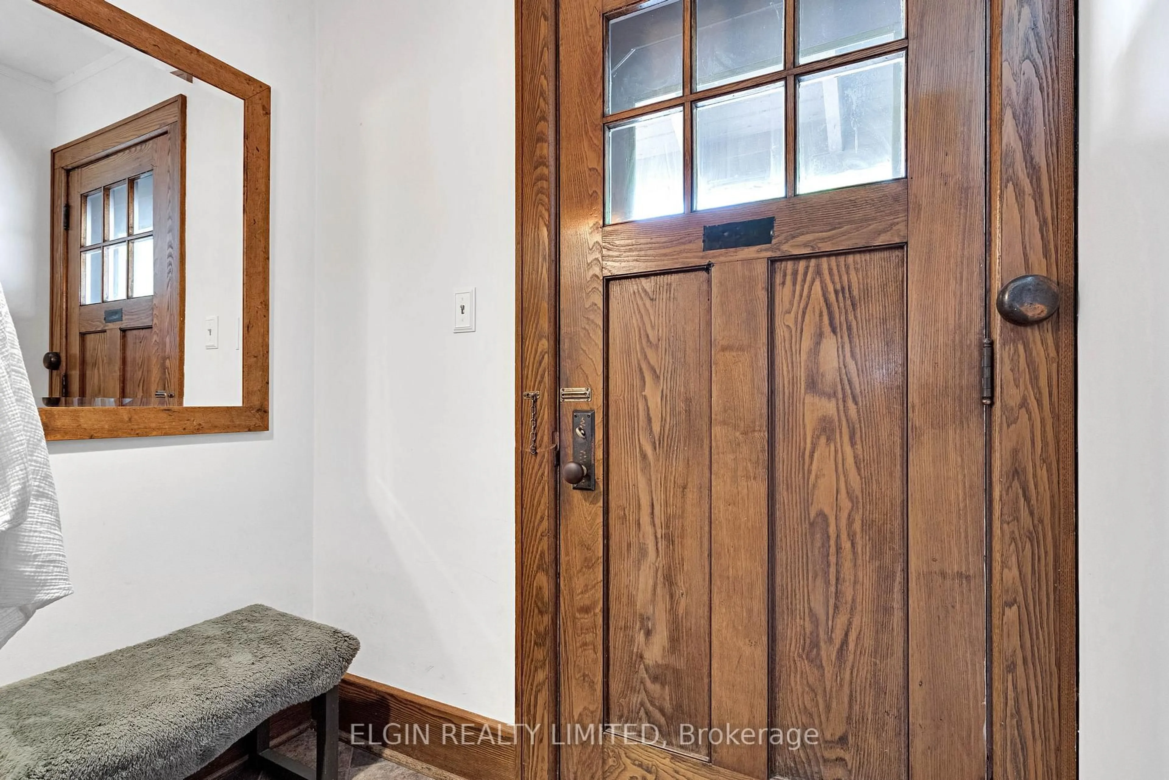 Indoor entryway for 9 Farley Pl, St. Thomas Ontario N5R 3E6