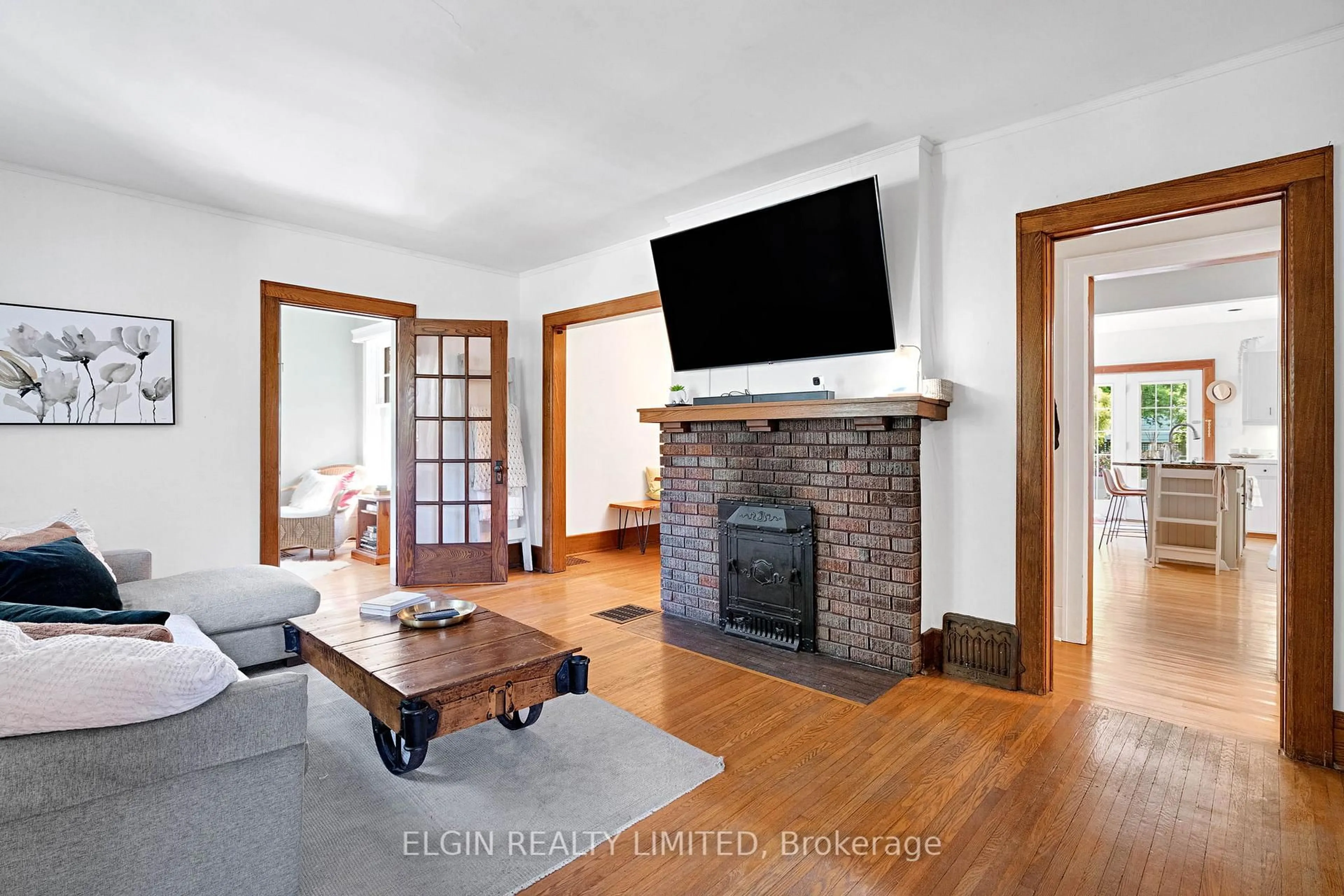 Living room with furniture, wood/laminate floor for 9 Farley Pl, St. Thomas Ontario N5R 3E6