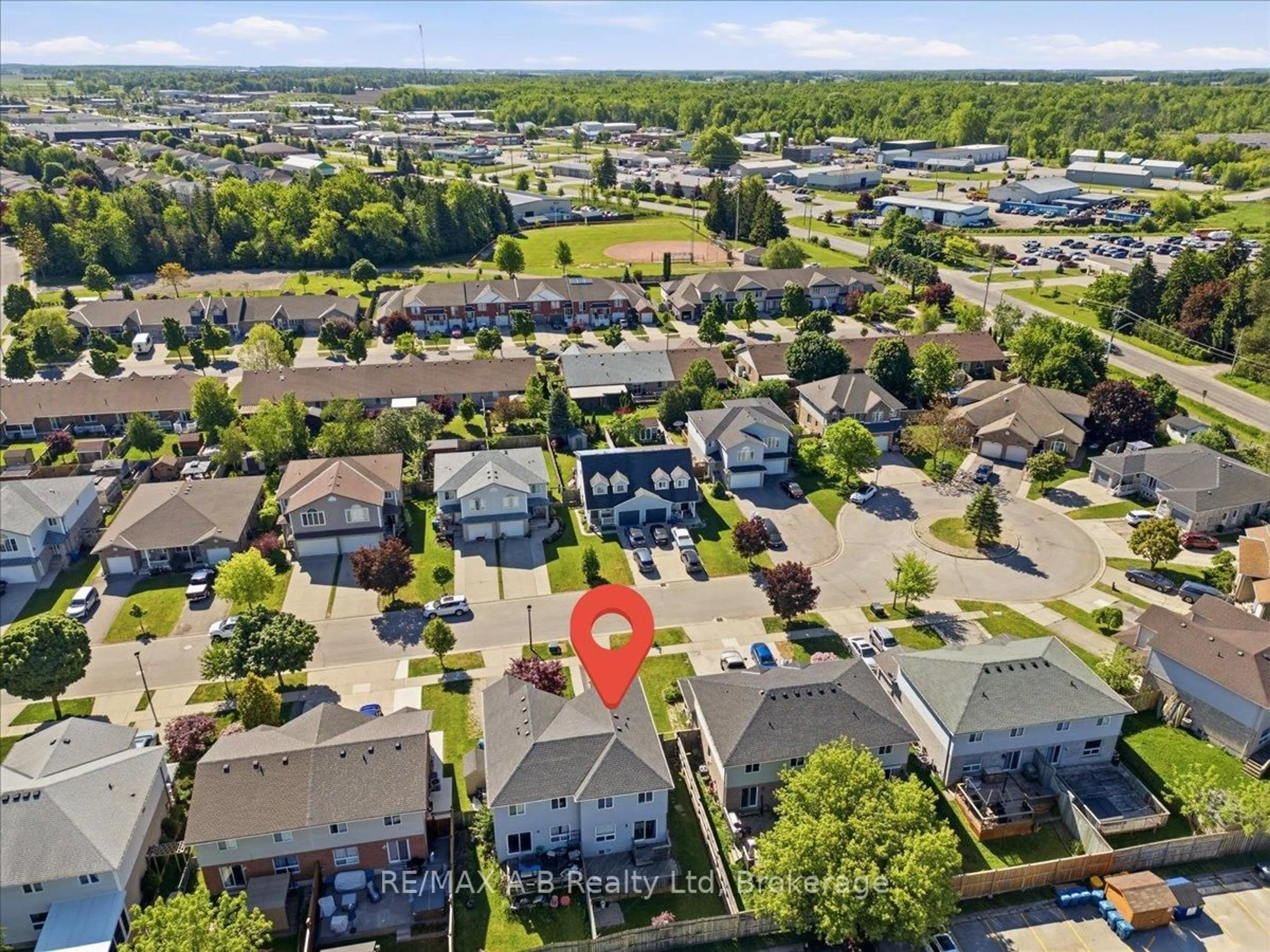 A pic from outside/outdoor area/front of a property/back of a property/a pic from drone, street for 528 Nelson St, Stratford Ontario N5A 2K8