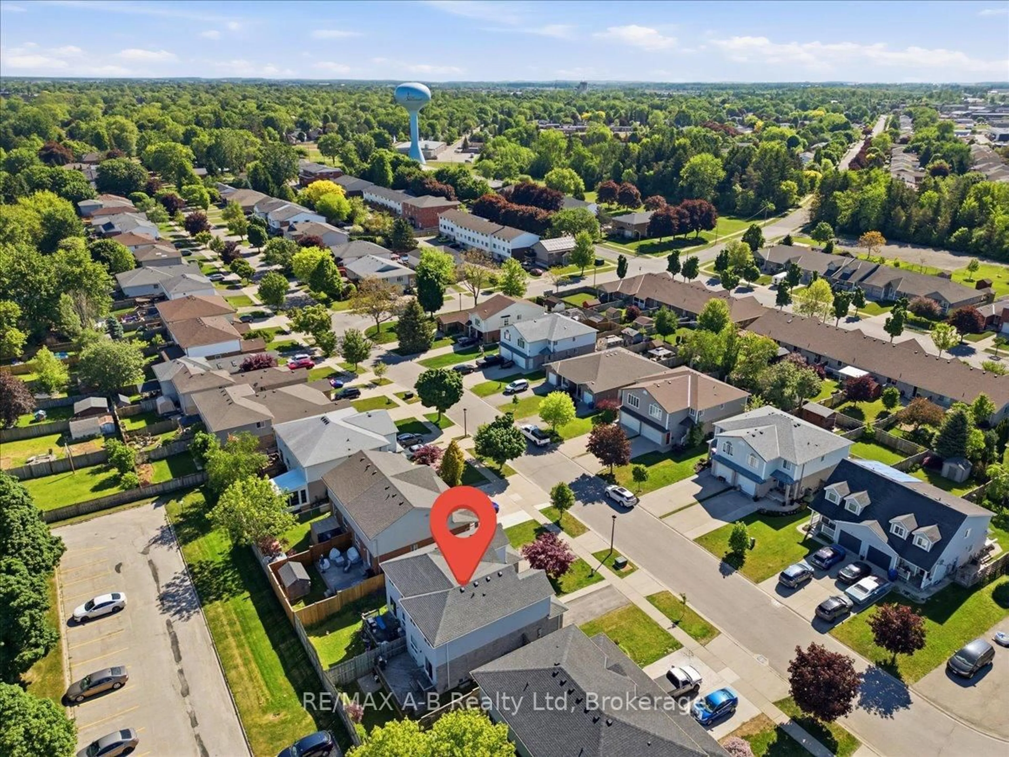 A pic from outside/outdoor area/front of a property/back of a property/a pic from drone, street for 528 Nelson St, Stratford Ontario N5A 2K8