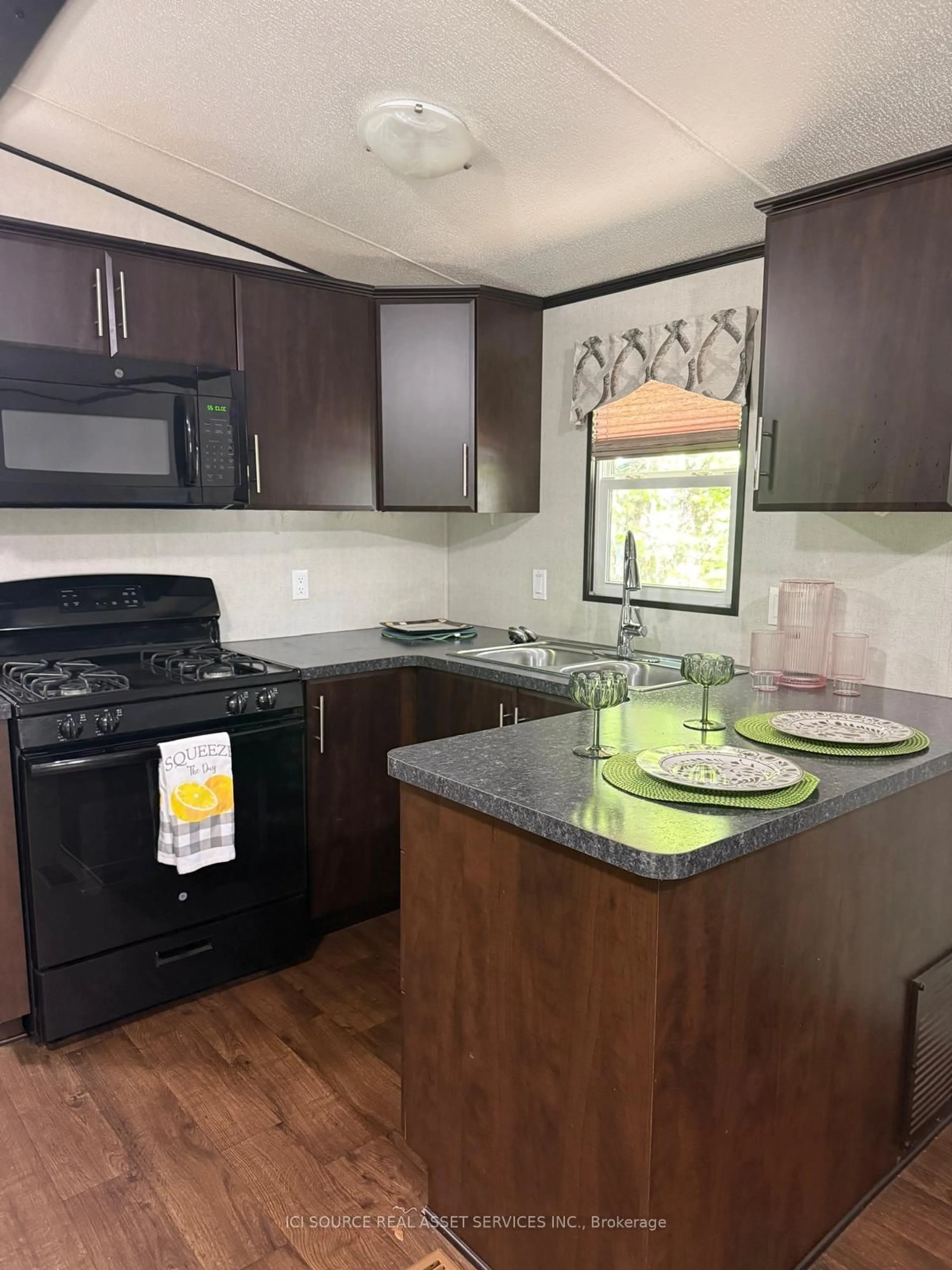 Standard kitchen, unknown for 1047 Bonnie Lake Camp Rd #FNC426, Bracebridge Ontario P1L 1W9