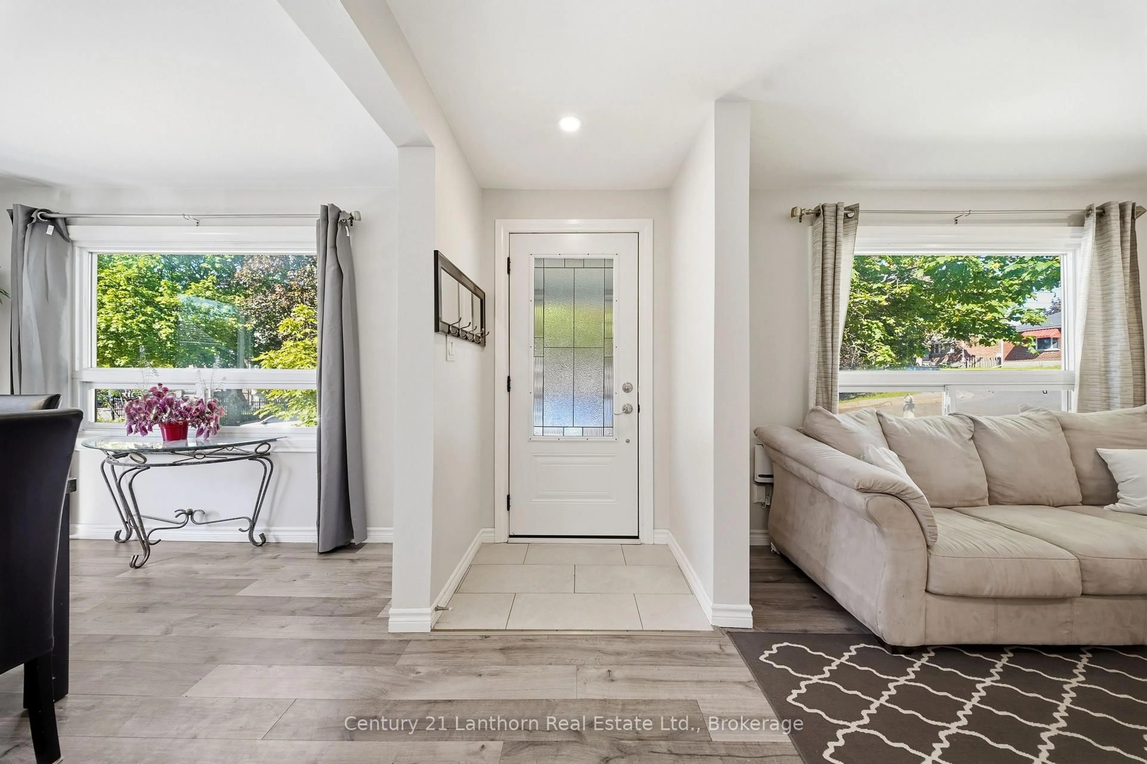 Indoor entryway for 91 Grier St, Belleville Ontario K8P 3A2