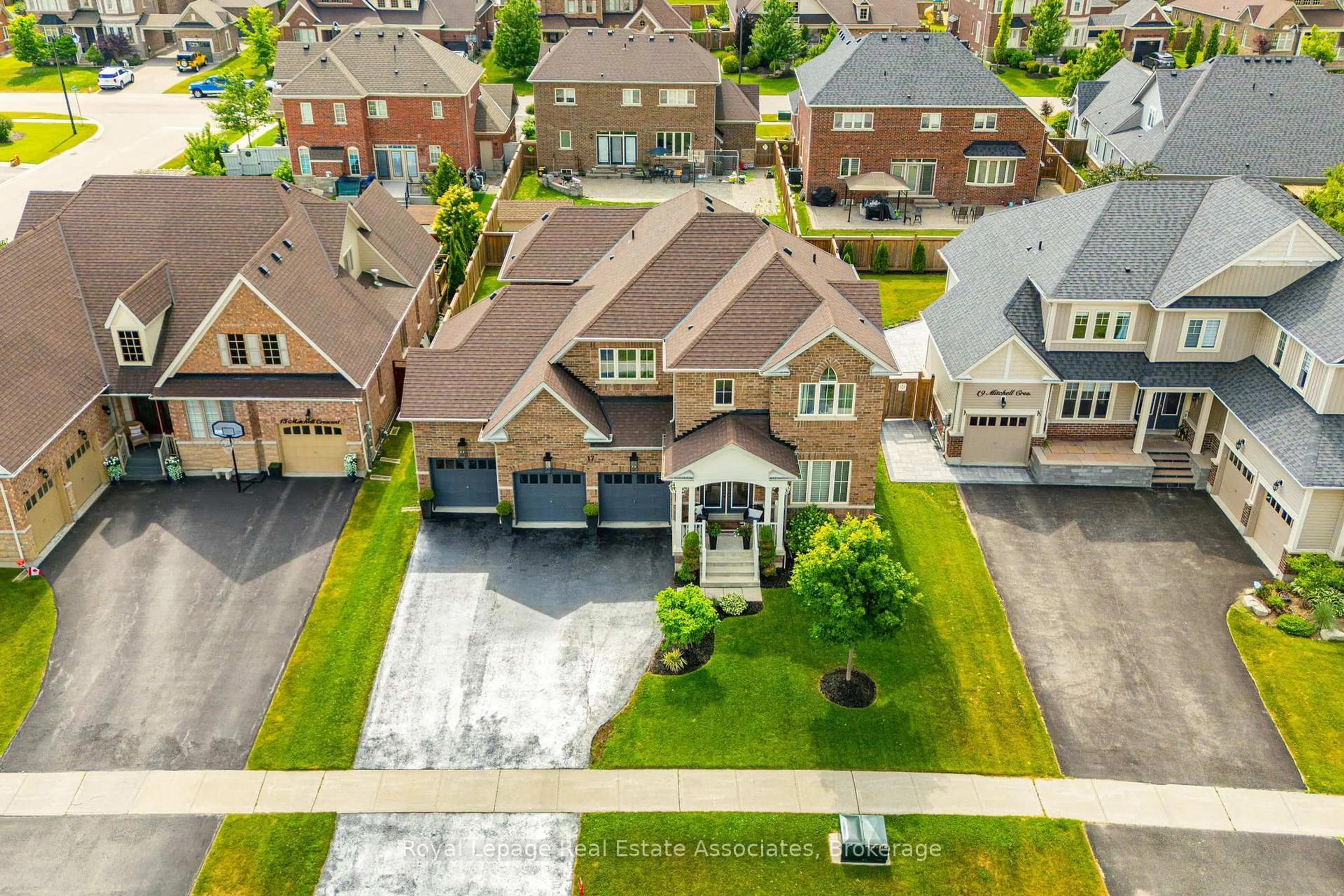 A pic from outside/outdoor area/front of a property/back of a property/a pic from drone, street for 17 Mitchell Cres, Mono Ontario L9W 6W6