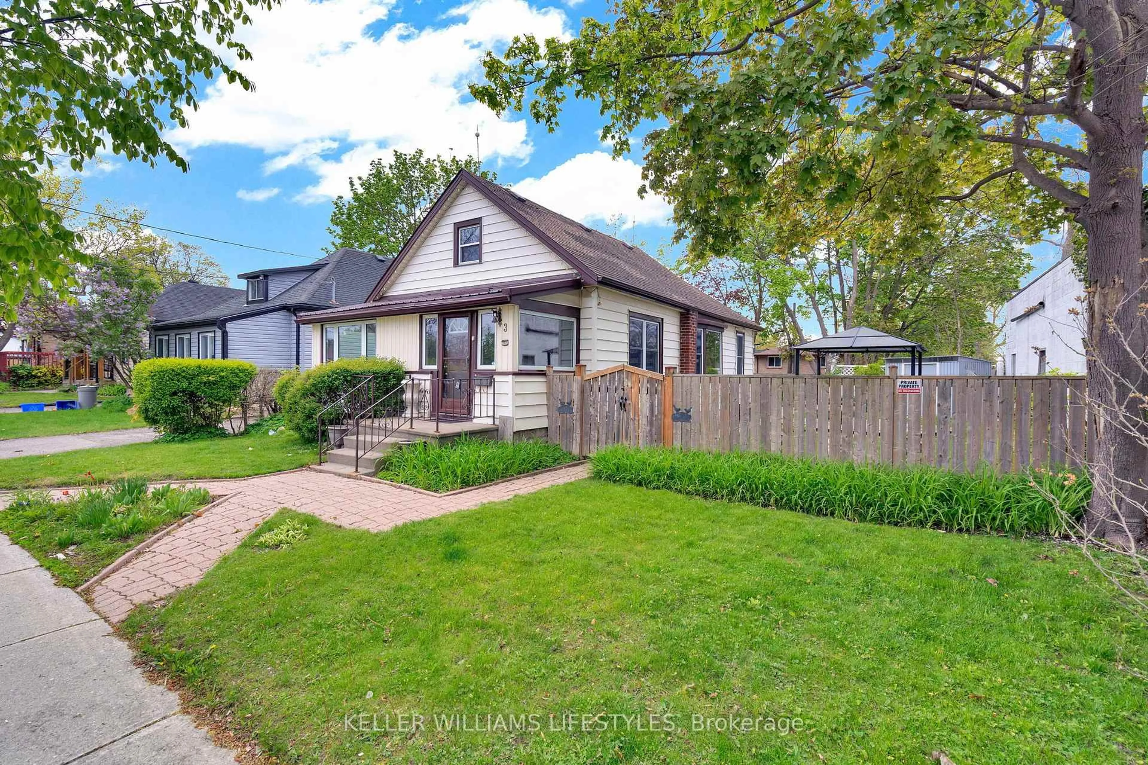 A pic from outside/outdoor area/front of a property/back of a property/a pic from drone, street for 3 Holborn Ave, London South Ontario N6J 2P3