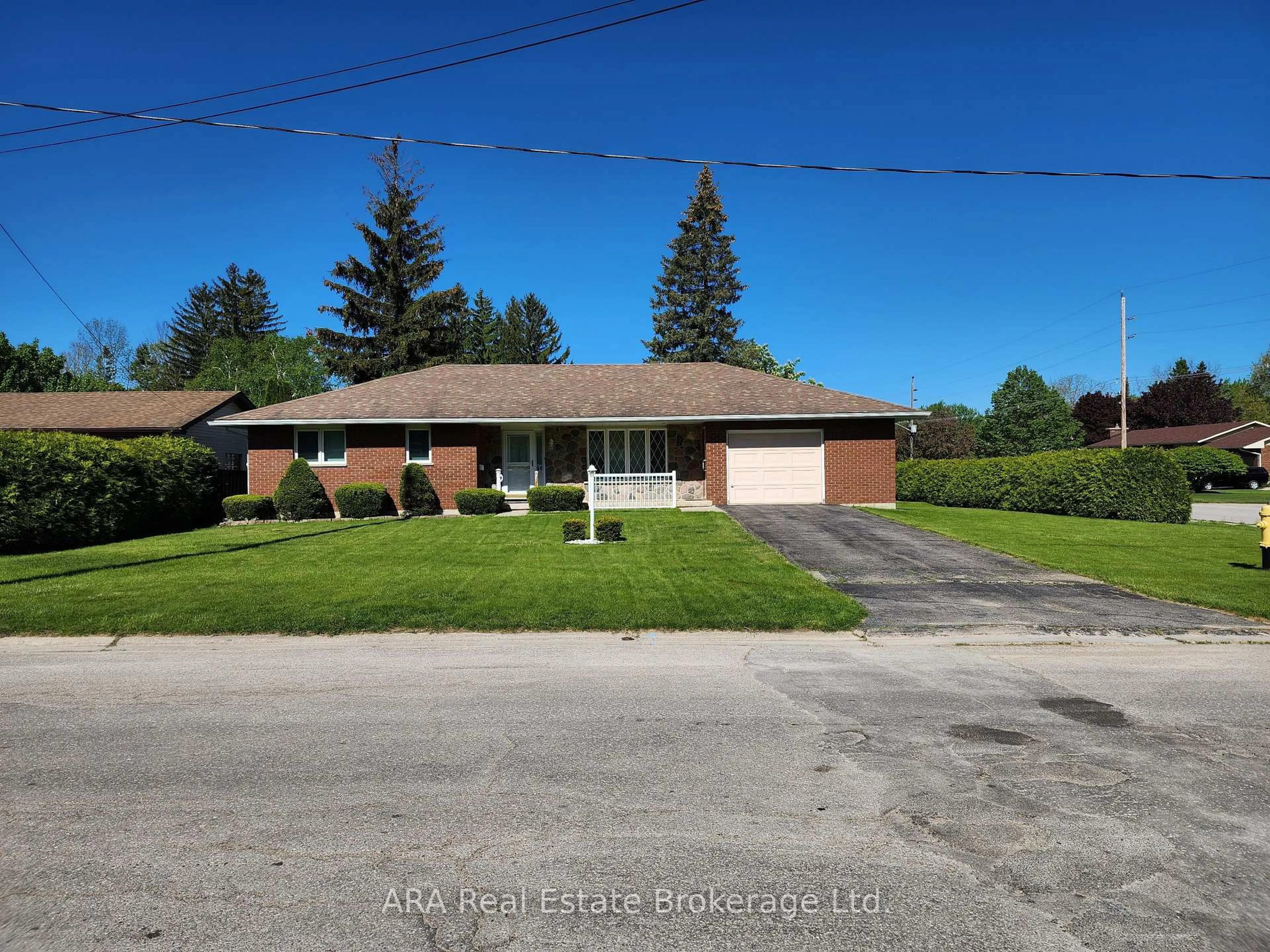 A pic from outside/outdoor area/front of a property/back of a property/a pic from drone, street for 66 Union St, Meaford Ontario N4L 1E6