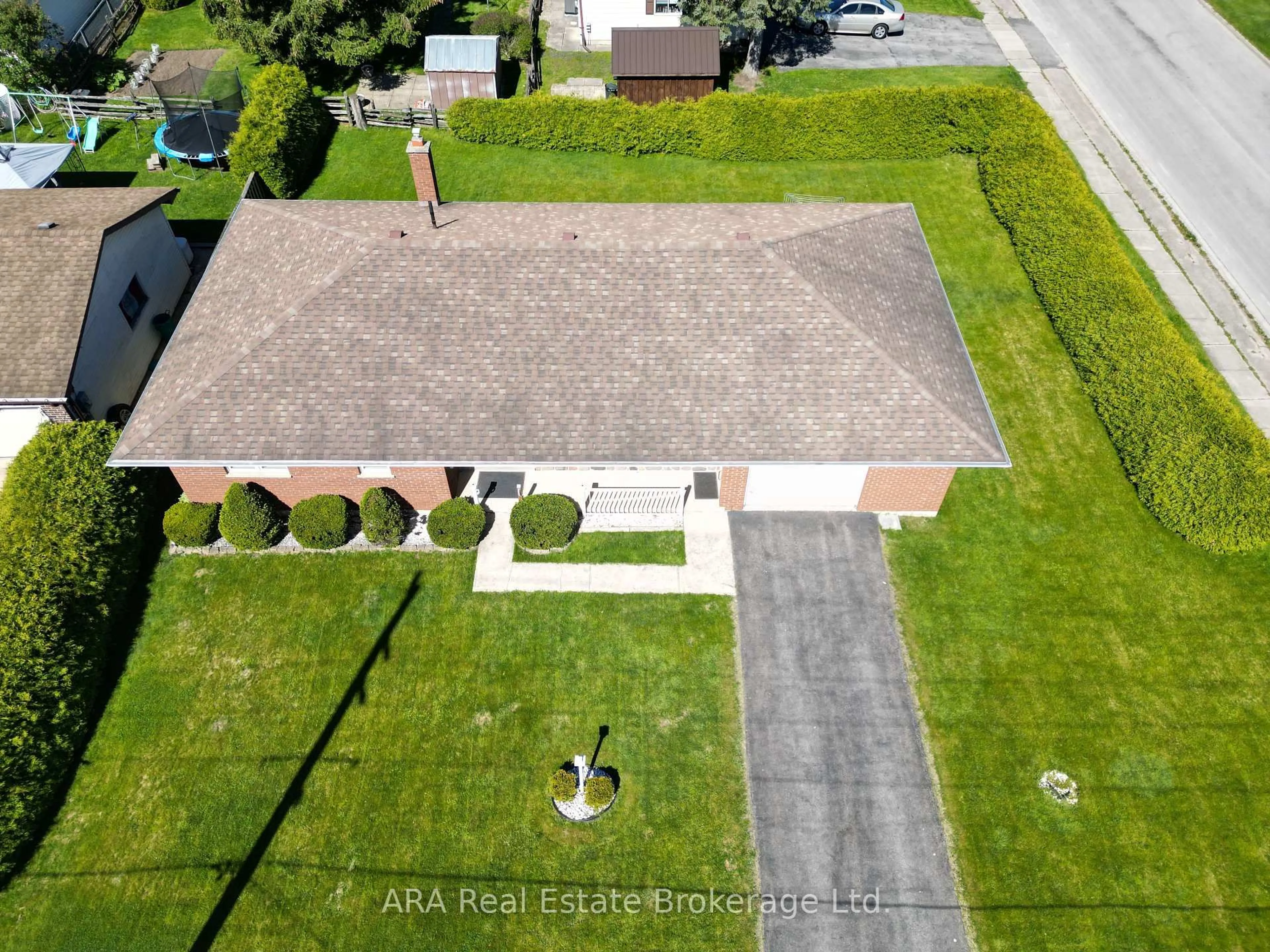 A pic from outside/outdoor area/front of a property/back of a property/a pic from drone, street for 66 Union St, Meaford Ontario N4L 1E6