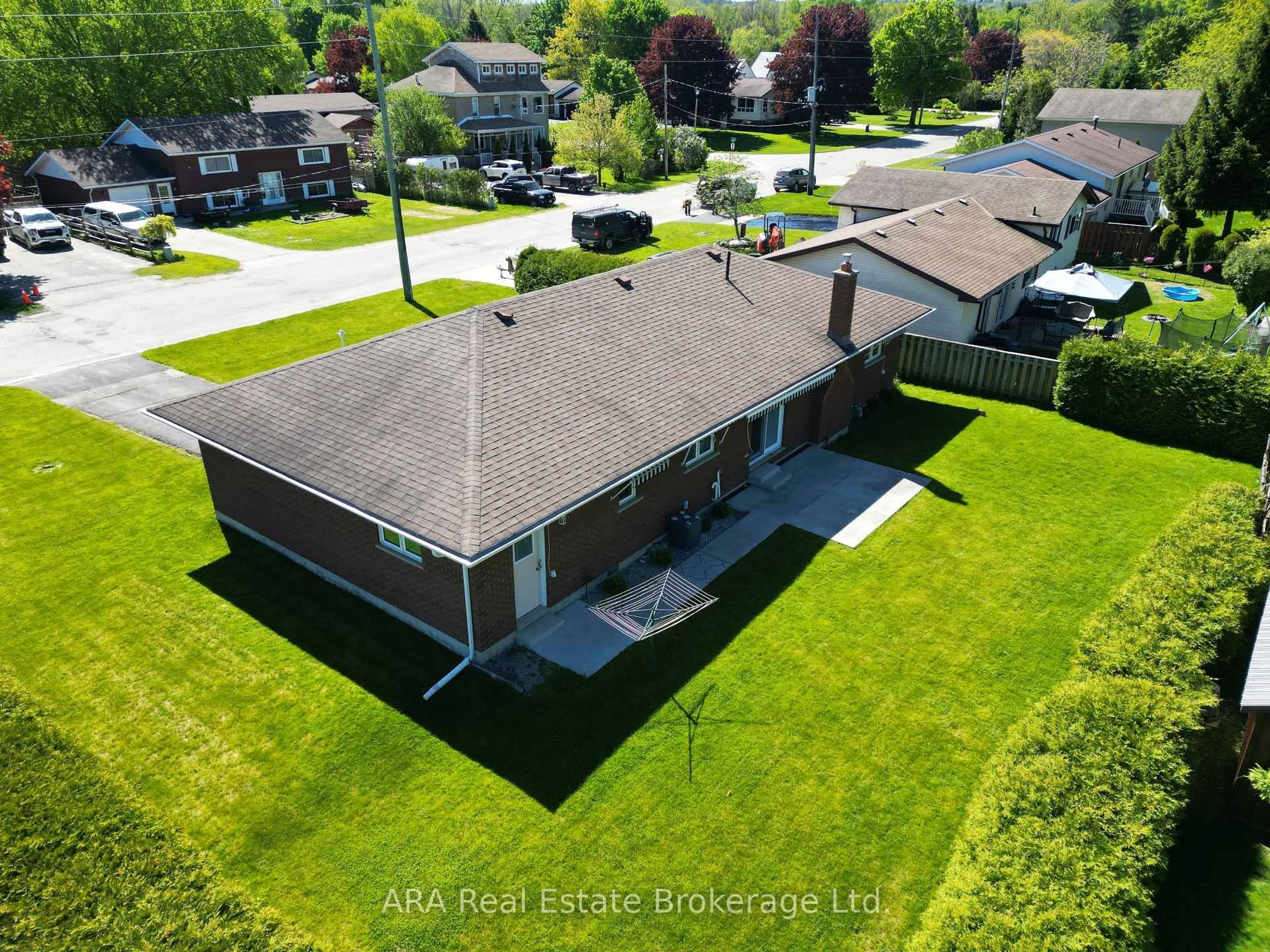 A pic from outside/outdoor area/front of a property/back of a property/a pic from drone, street for 66 Union St, Meaford Ontario N4L 1E6