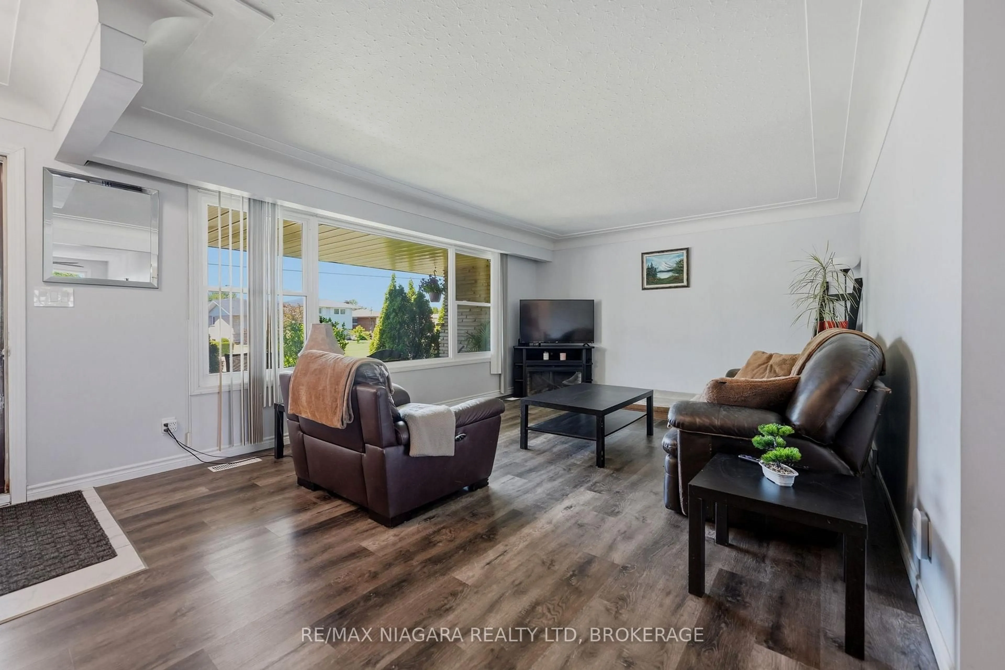 Living room with furniture, wood/laminate floor for 230 Wellington St, Welland Ontario L3B 1B5