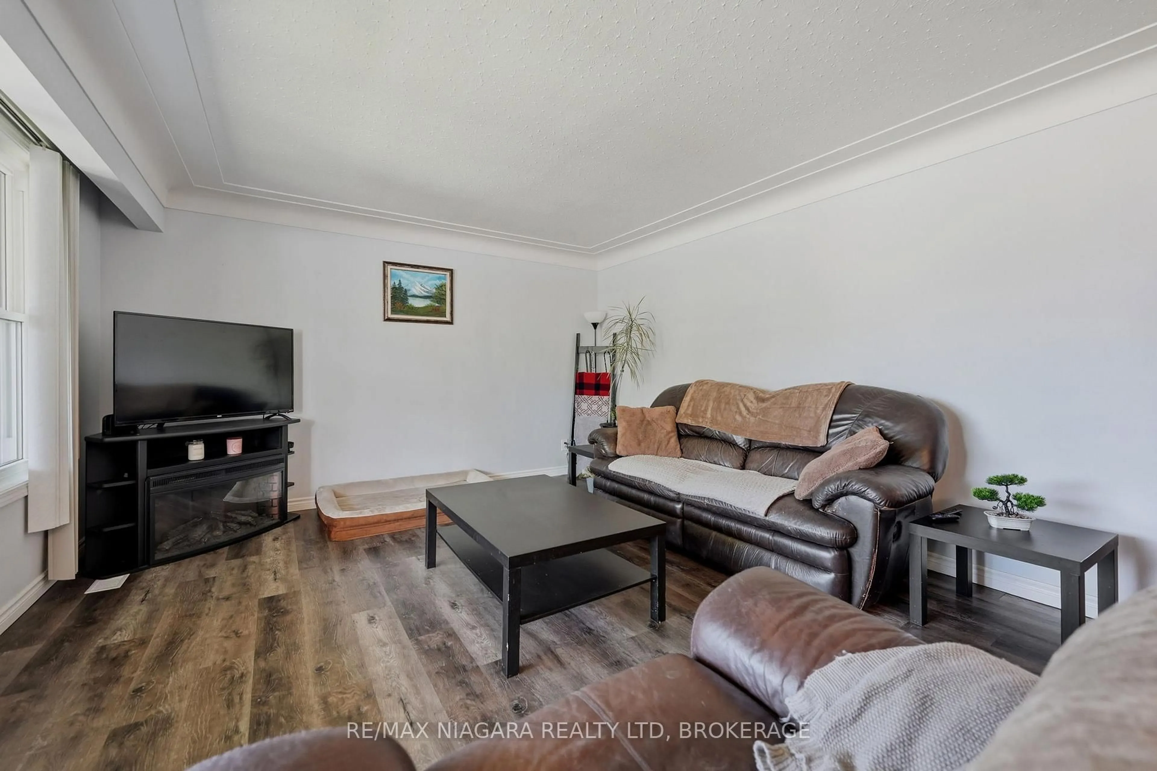 Living room with furniture, wood/laminate floor for 230 Wellington St, Welland Ontario L3B 1B5