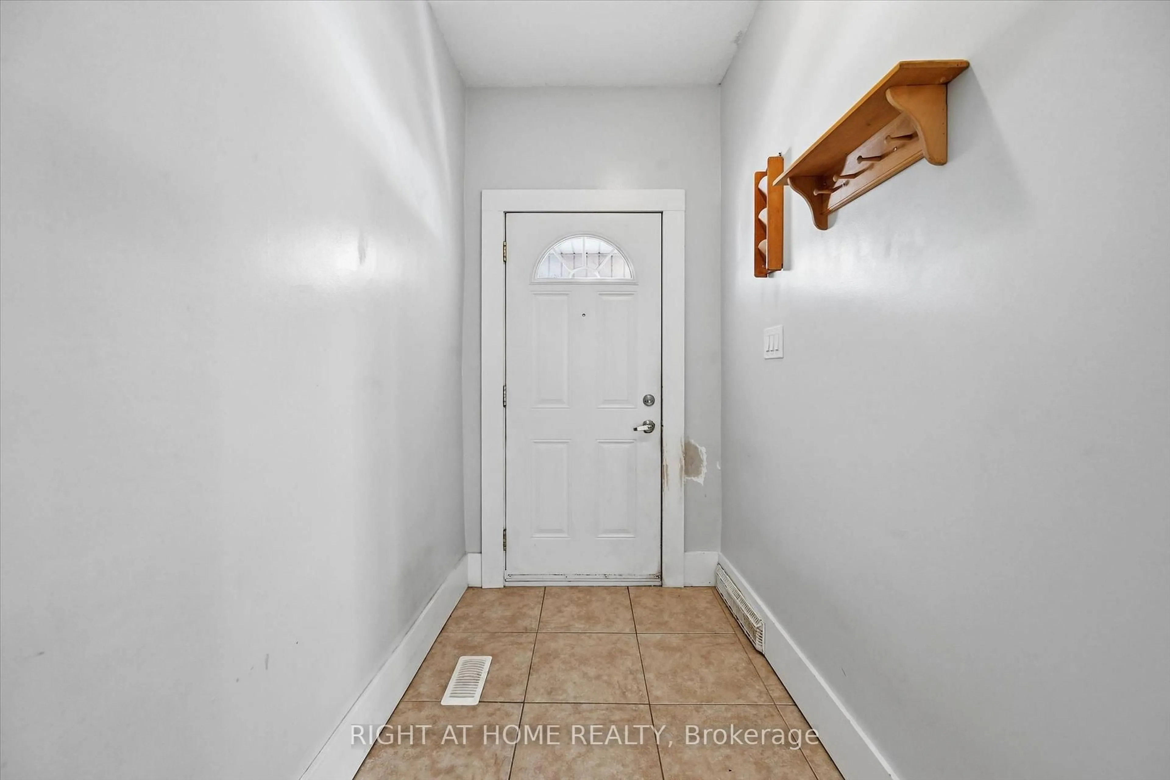 Indoor entryway for 343 Cumberland Ave, Hamilton Ontario L8M 2A4