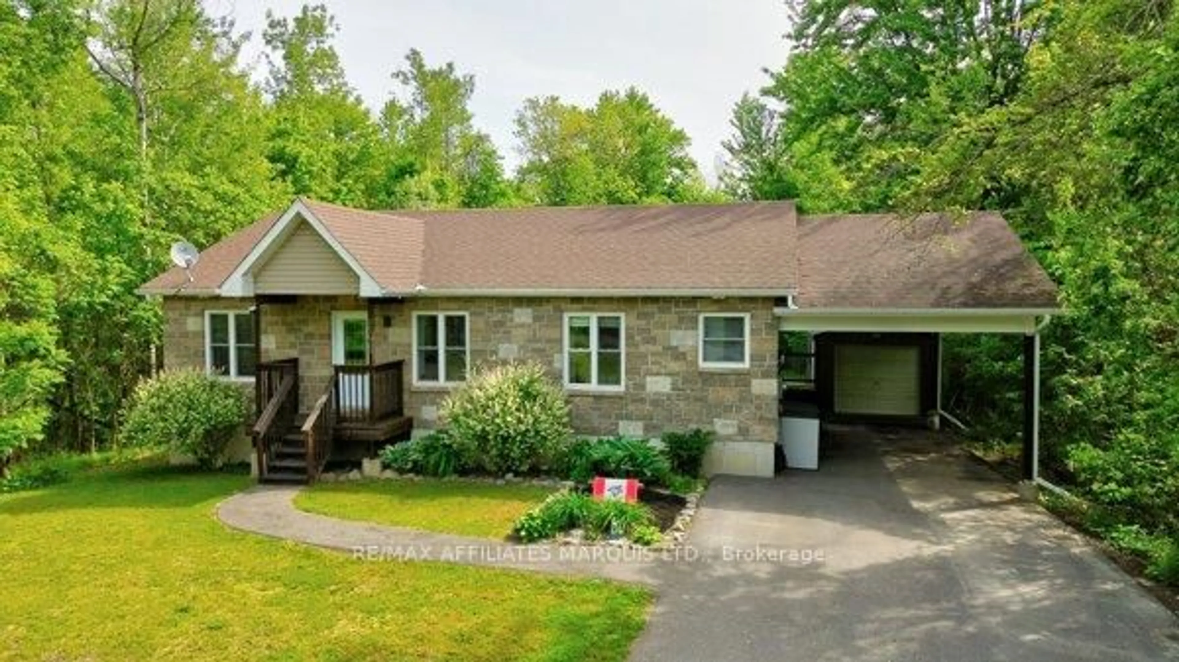 A pic from outside/outdoor area/front of a property/back of a property/a pic from drone, unknown for 5701 Richmond Dr, South Stormont Ontario K0C 1P0