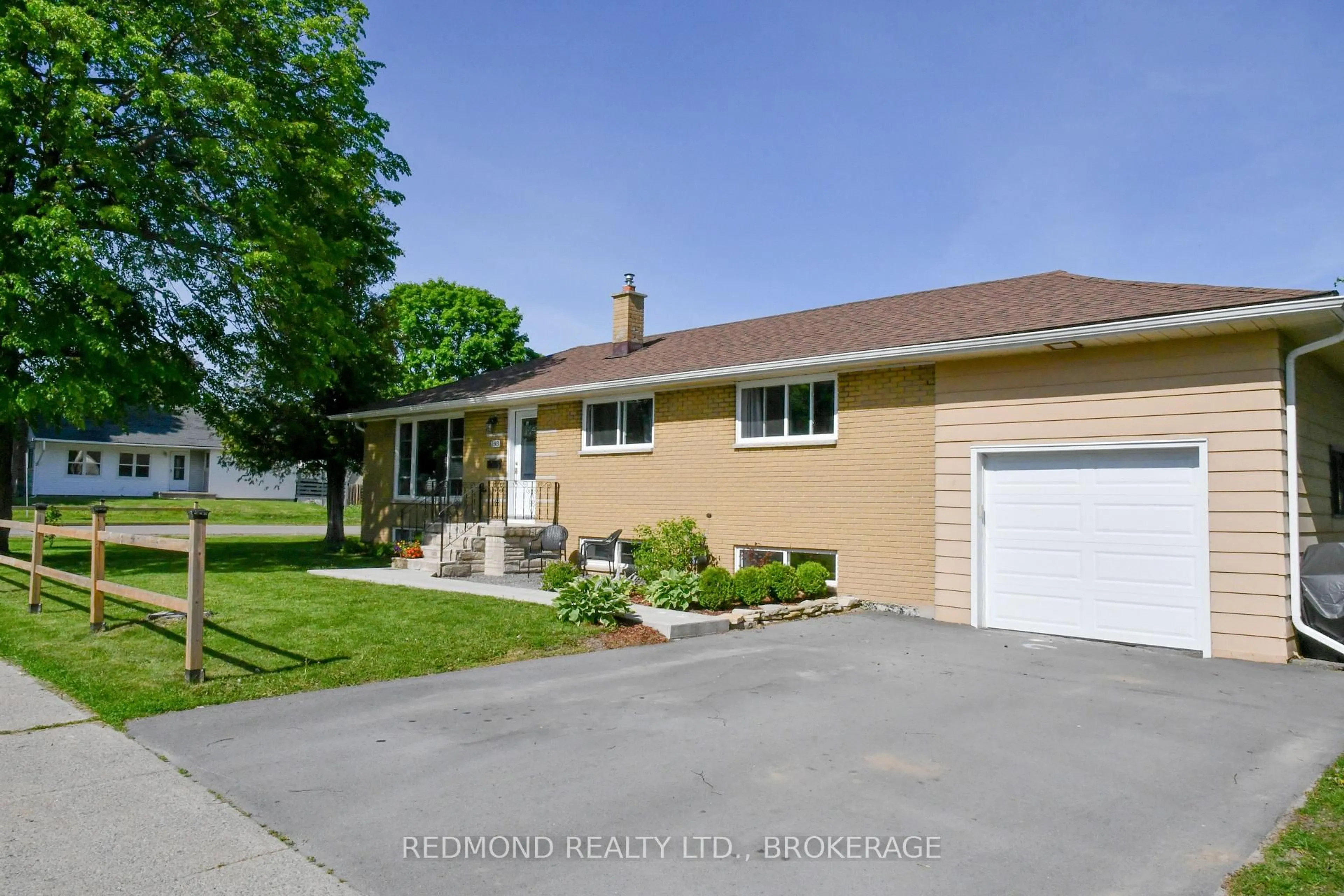 Home with vinyl exterior material, street for 193 Elizabeth Dr, Gananoque Ontario K7G 1P6