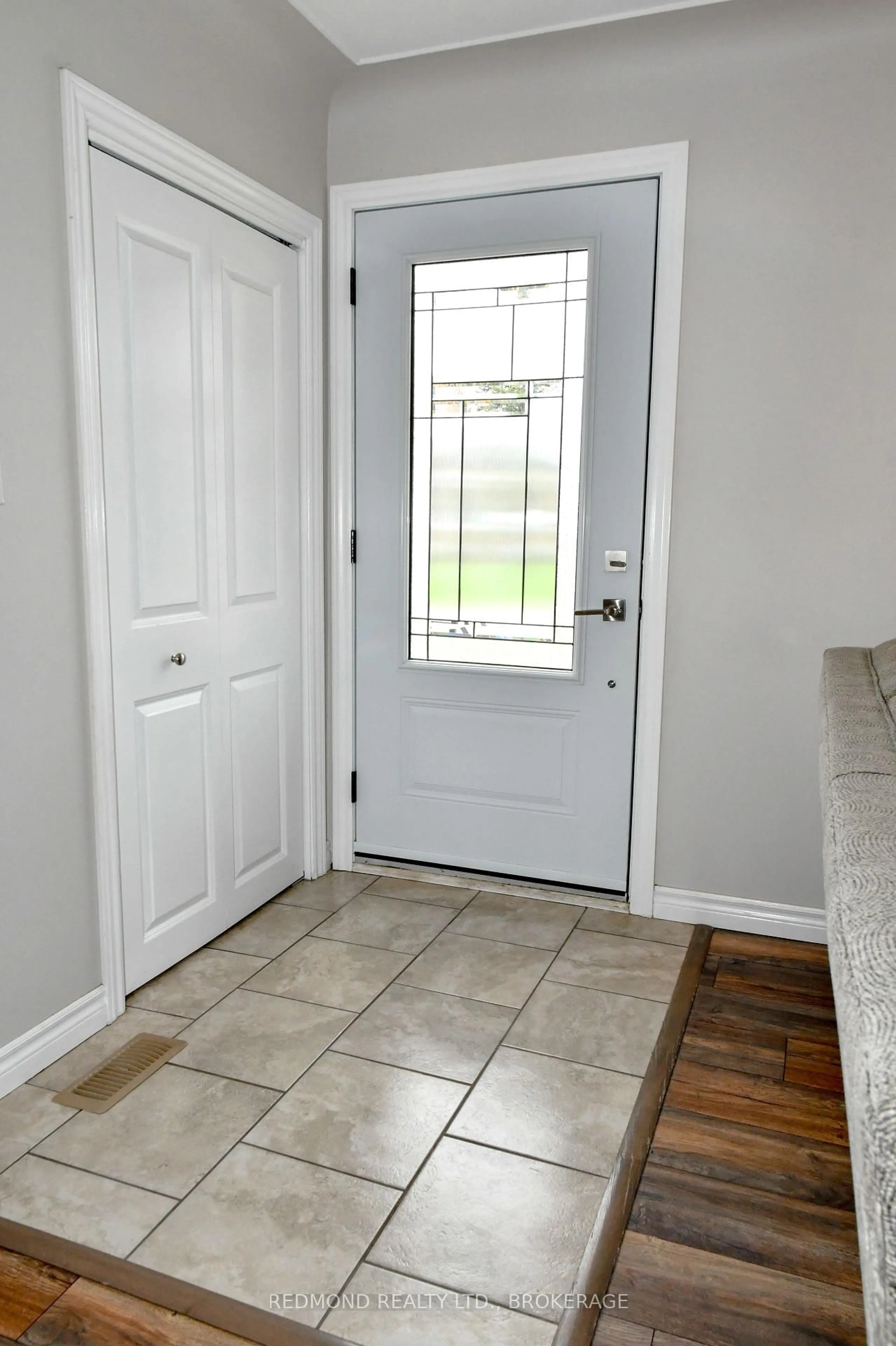 Indoor entryway for 193 Elizabeth Dr, Gananoque Ontario K7G 1P6
