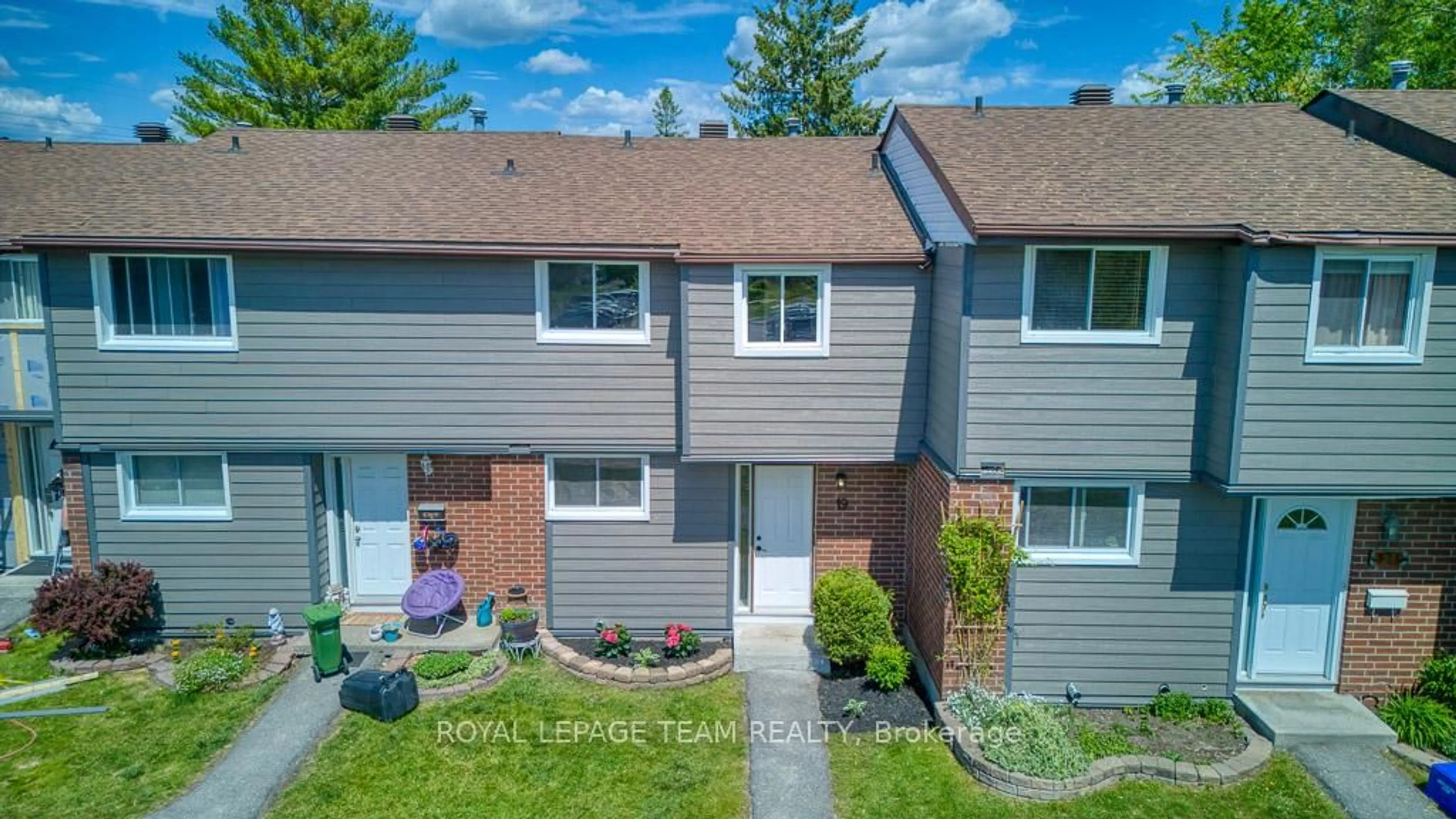 A pic from outside/outdoor area/front of a property/back of a property/a pic from drone, street for 19 Glencoe St #40, Ottawa Ontario K2H 8S5