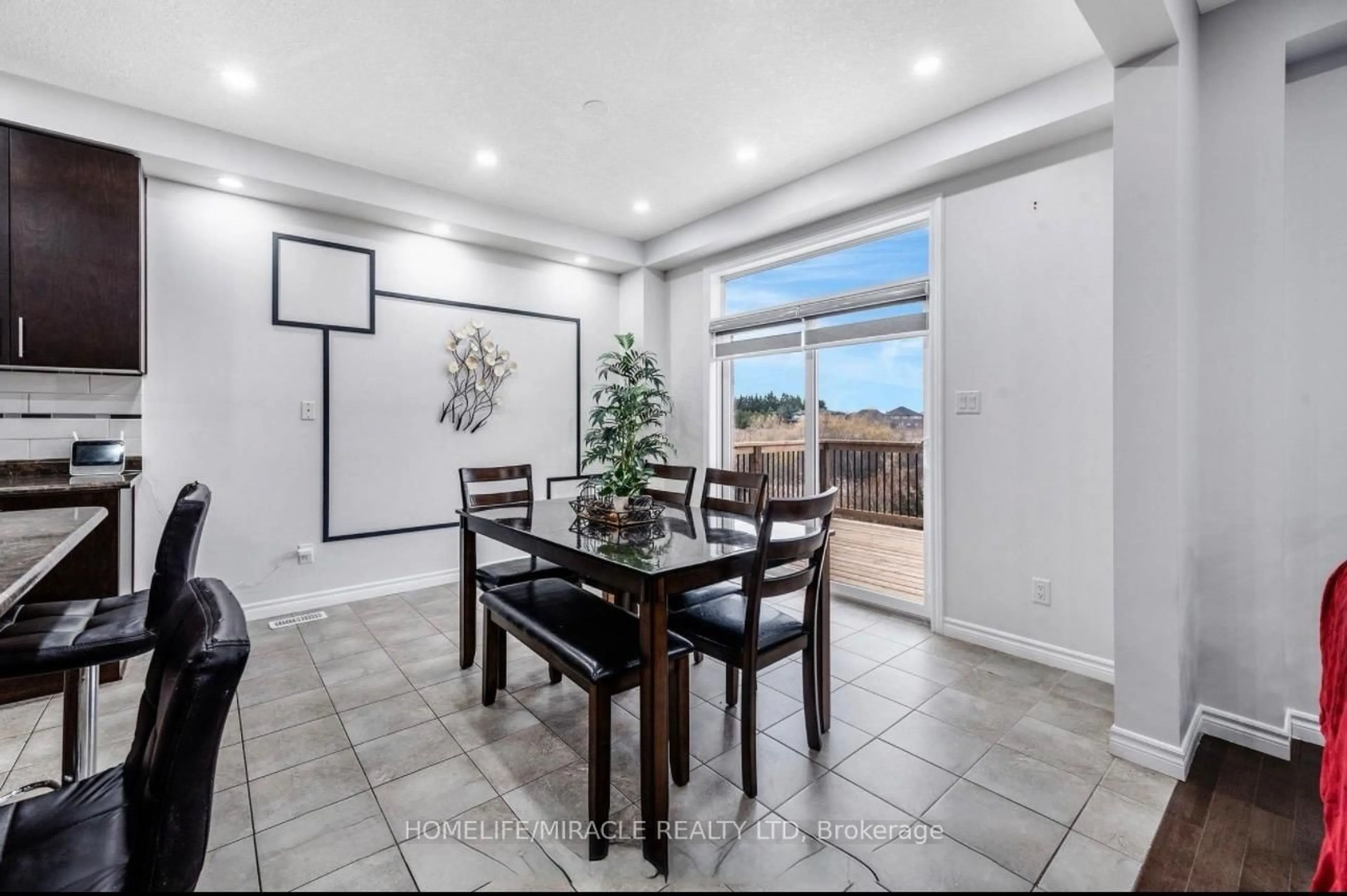 Dining room, ceramic/tile floor for 121 Steeplechase Way, Waterloo Ontario N2K 0E7