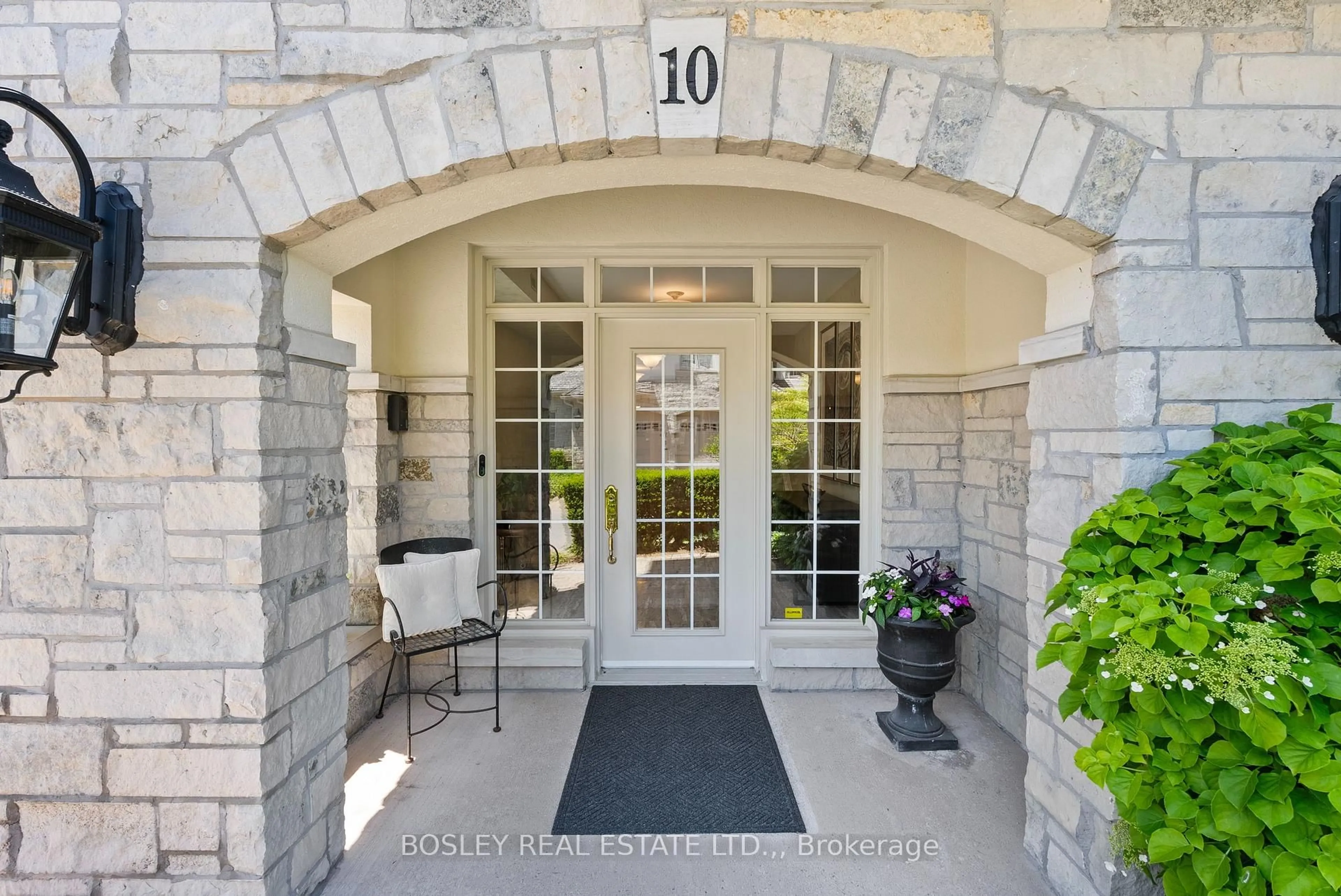 Indoor entryway for 222 Ricardo St #10, Niagara-on-the-Lake Ontario L0S 1J0