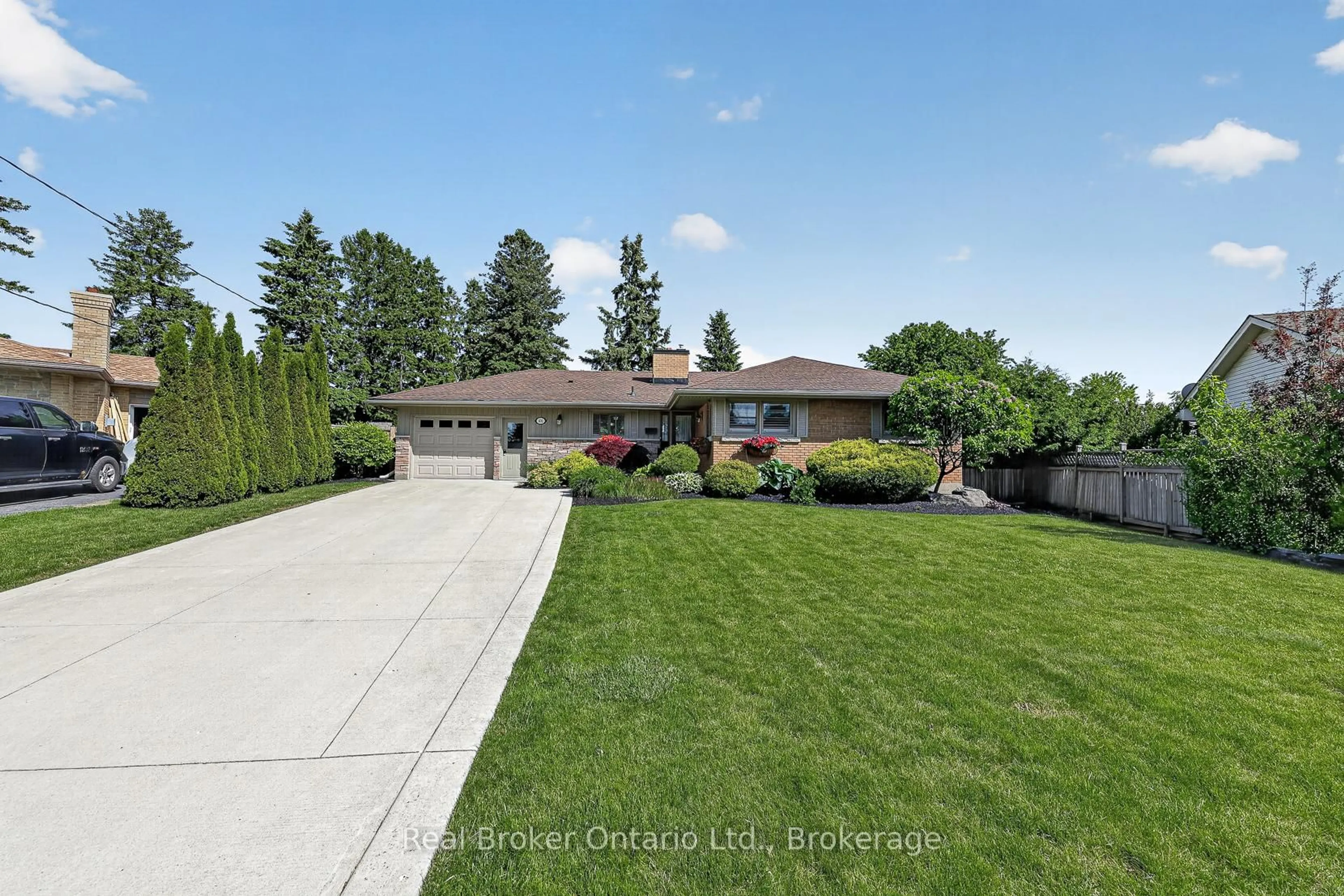A pic from outside/outdoor area/front of a property/back of a property/a pic from drone, unknown for 101 Lyndale Cres, Woodstock Ontario N4S 7S8