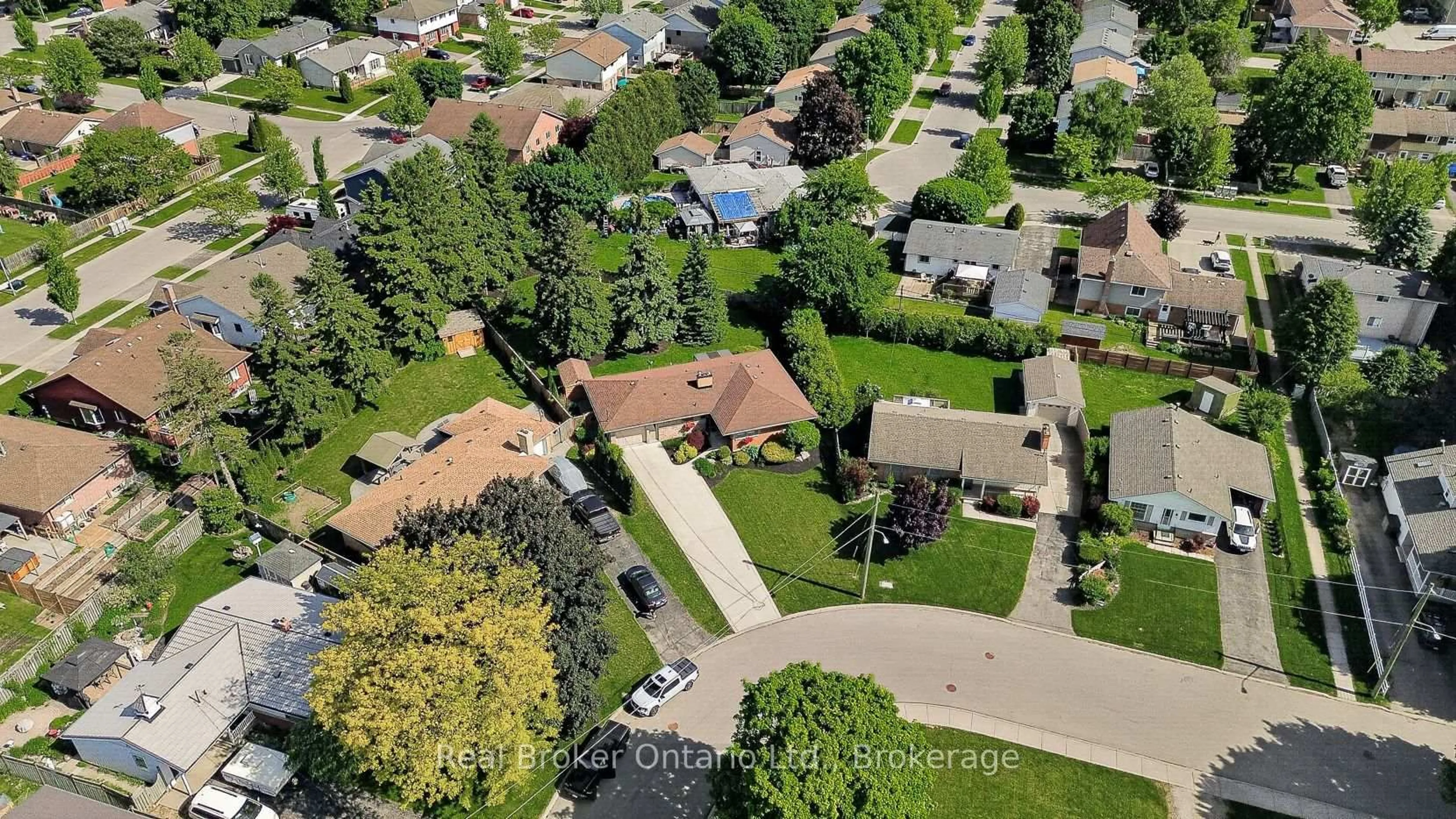 A pic from outside/outdoor area/front of a property/back of a property/a pic from drone, street for 101 Lyndale Cres, Woodstock Ontario N4S 7S8