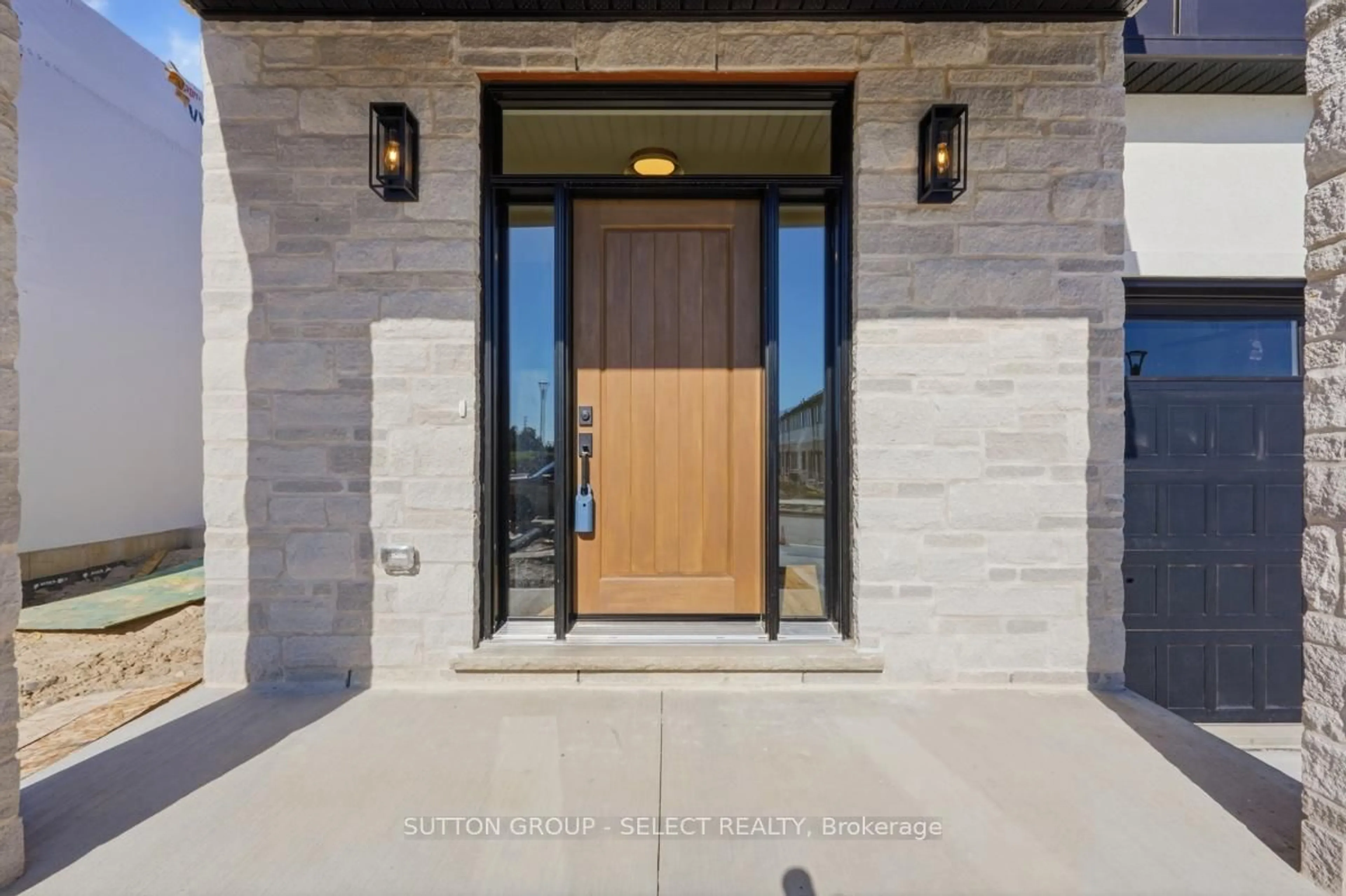 Indoor entryway for 2625 BARN SWALLOW Pl, London South Ontario N6M 0J5