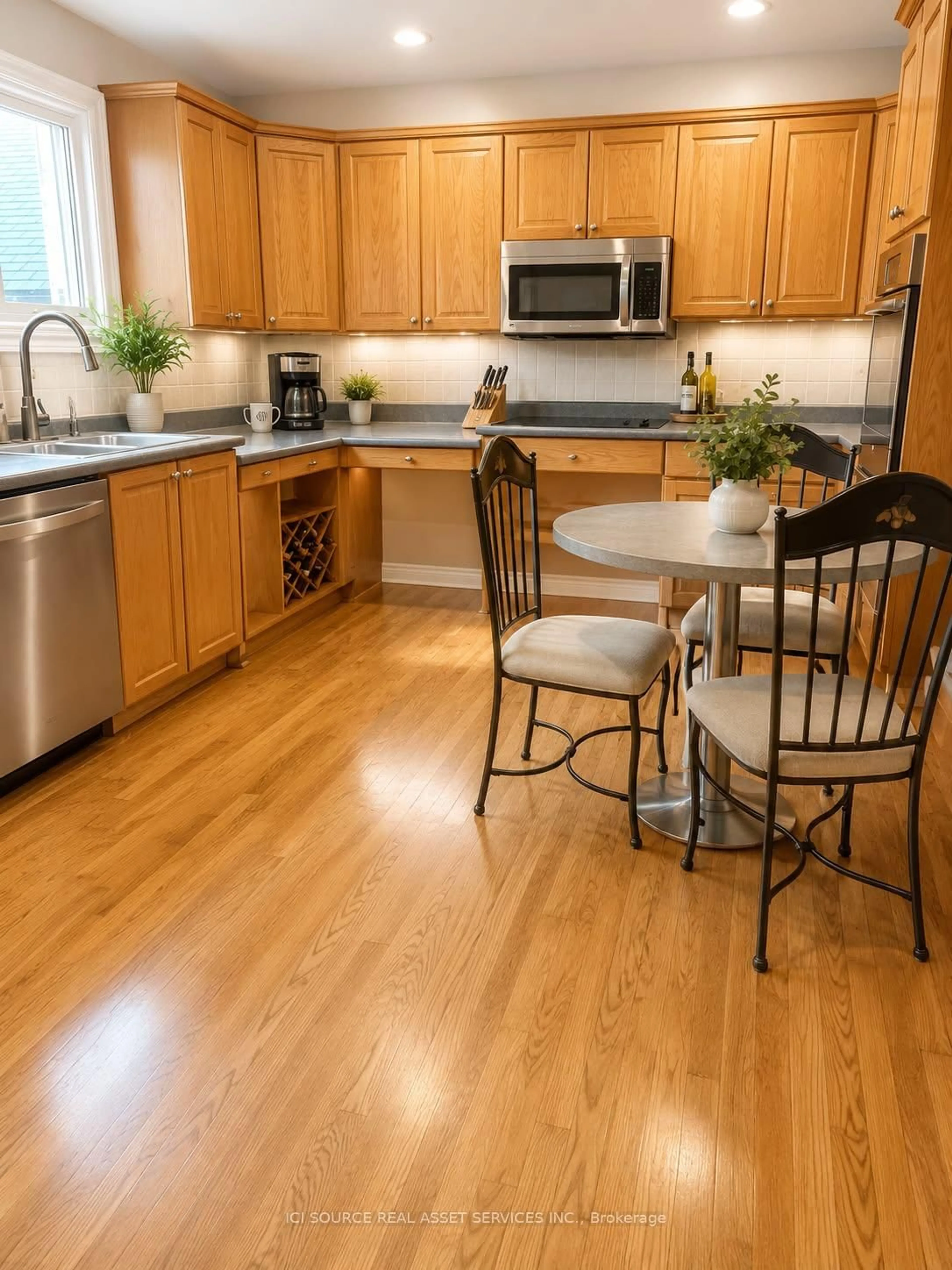 Open concept kitchen, wood/laminate floor for 2241 Four Mile Creek Rd, Niagara-on-the-Lake Ontario L0S 1J0