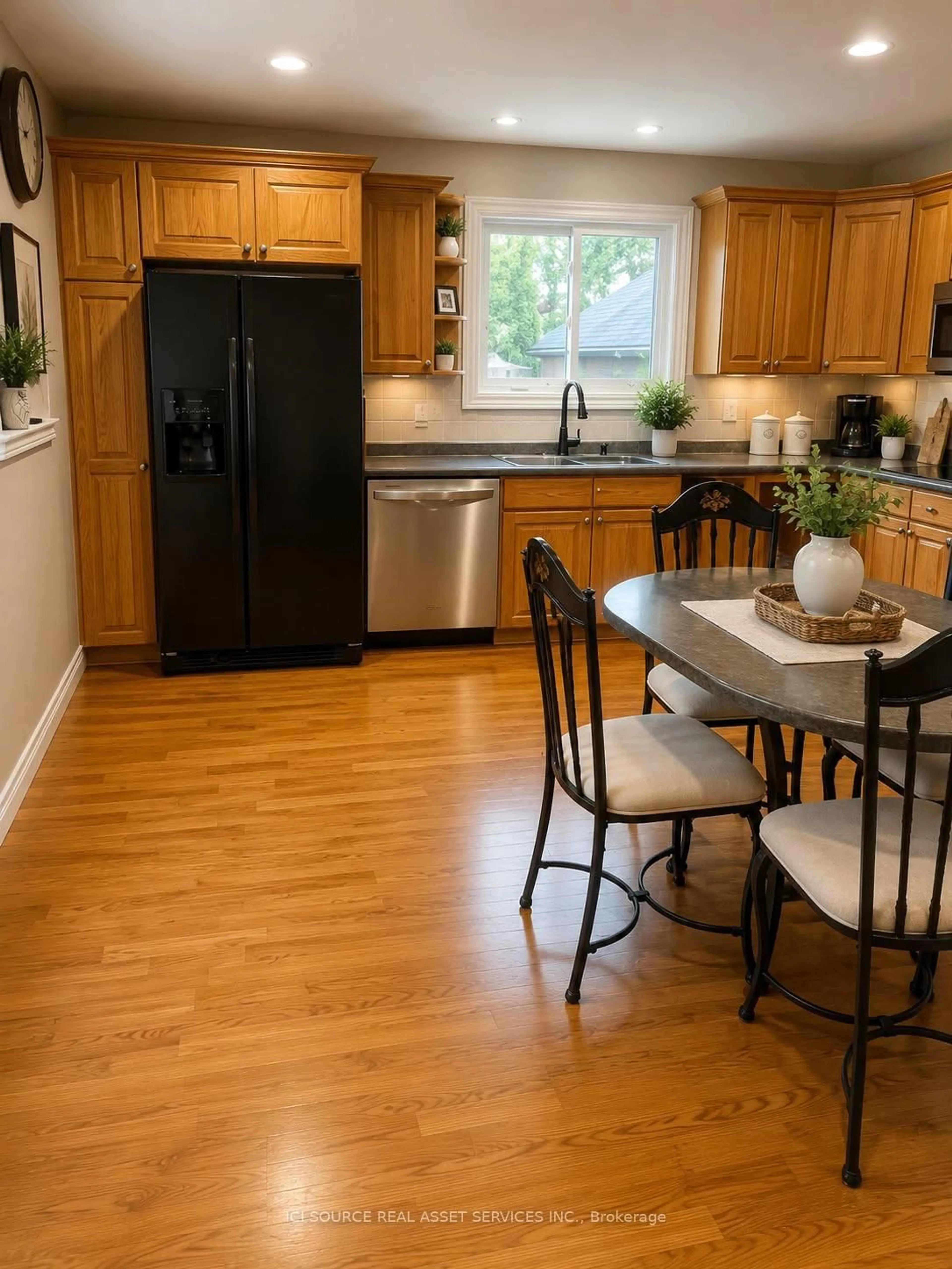 Open concept kitchen, wood/laminate floor for 2241 Four Mile Creek Rd, Niagara-on-the-Lake Ontario L0S 1J0
